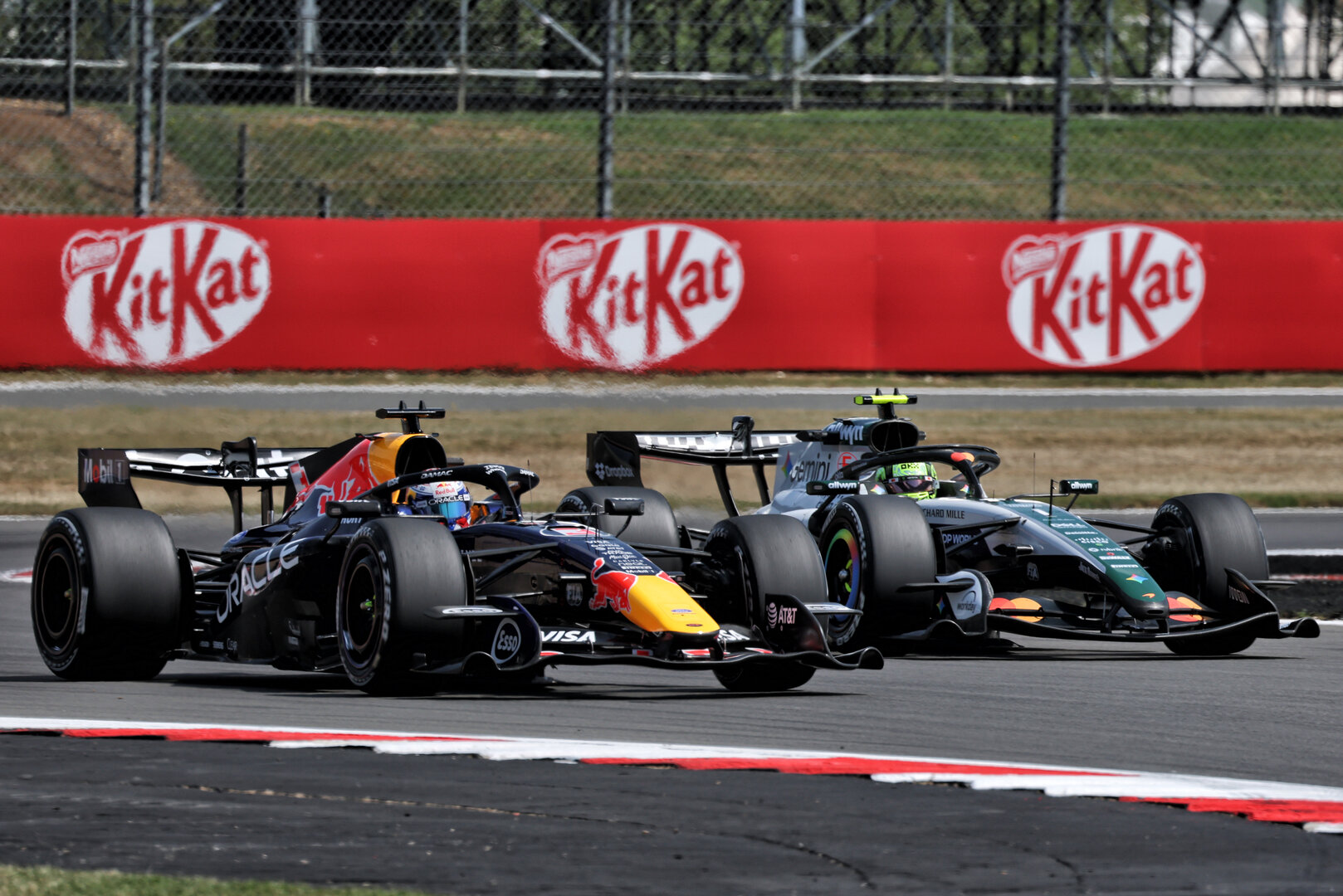 GP GRAN BRETAGNA, Max Verstappen (NLD) Red Bull Racing RB22 e  Lando Norris (GBR) McLaren F1 Team MCL40.
03.07.2026. Formula 1 World Championship, Rd 9, British Grand Prix, Silverstone, England, Sprint Qualifiche Day.
- www.xpbimages.com, EMail: requests@xpbimages.com © Copyright: Moy / XPB Images