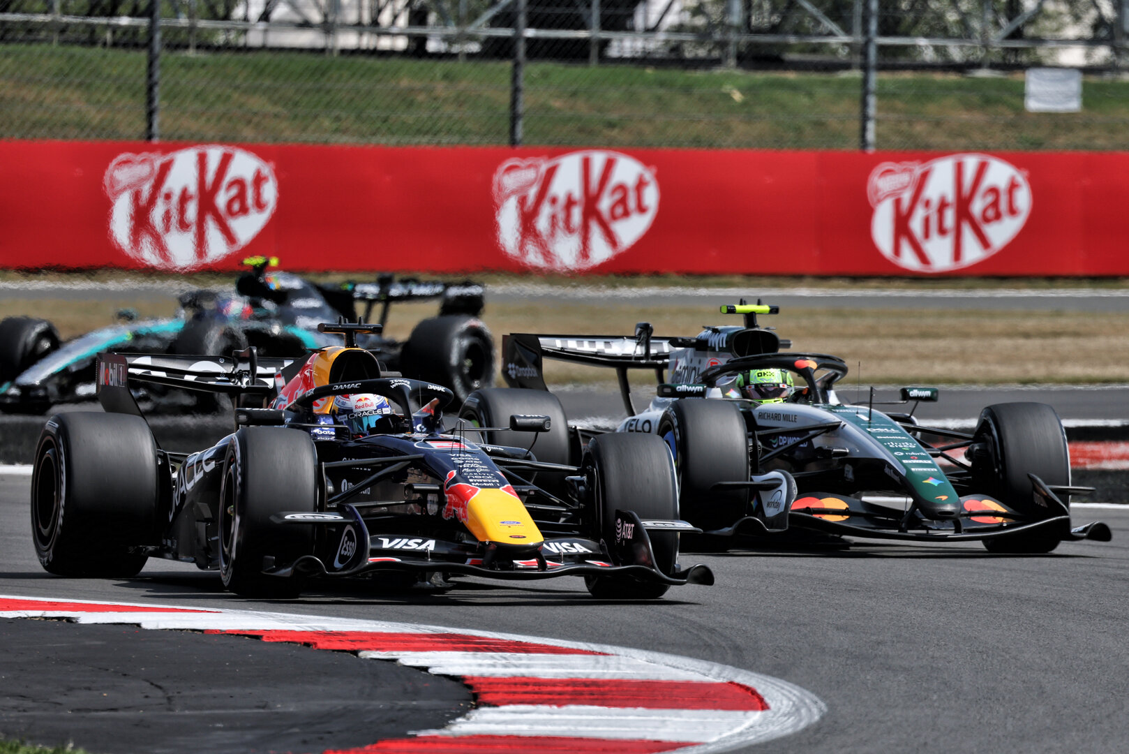 GP GRAN BRETAGNA, Max Verstappen (NLD) Red Bull Racing RB22 e  Lando Norris (GBR) McLaren F1 Team MCL40.
03.07.2026. Formula 1 World Championship, Rd 9, British Grand Prix, Silverstone, England, Sprint Qualifiche Day.
- www.xpbimages.com, EMail: requests@xpbimages.com © Copyright: Moy / XPB Images
