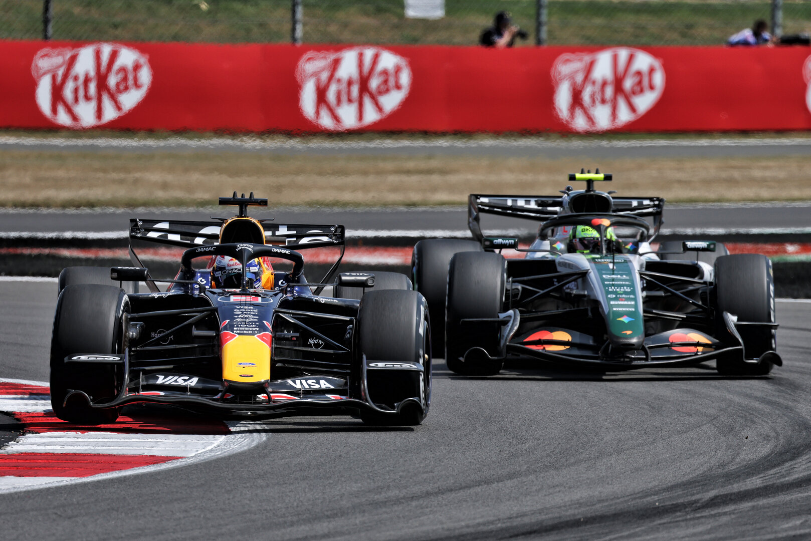 GP GRAN BRETAGNA, Max Verstappen (NLD) Red Bull Racing RB22 e  Lando Norris (GBR) McLaren F1 Team MCL40.
03.07.2026. Formula 1 World Championship, Rd 9, British Grand Prix, Silverstone, England, Sprint Qualifiche Day.
- www.xpbimages.com, EMail: requests@xpbimages.com © Copyright: Moy / XPB Images