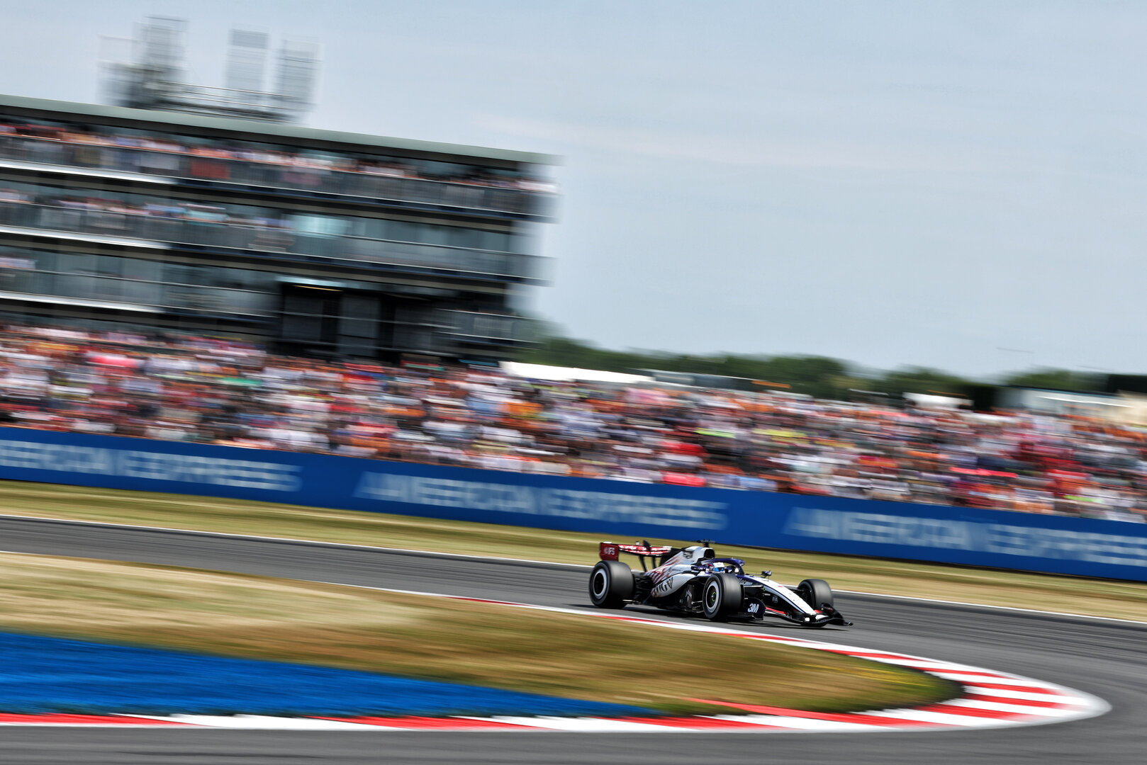 GP GRAN BRETAGNA, Sergio Perez (MEX) Cadillac Formula 1 Team MAC-26.
03.07.2026. Formula 1 World Championship, Rd 9, British Grand Prix, Silverstone, England, Sprint Qualifiche Day.
- www.xpbimages.com, EMail: requests@xpbimages.com © Copyright: Bearne / XPB Images