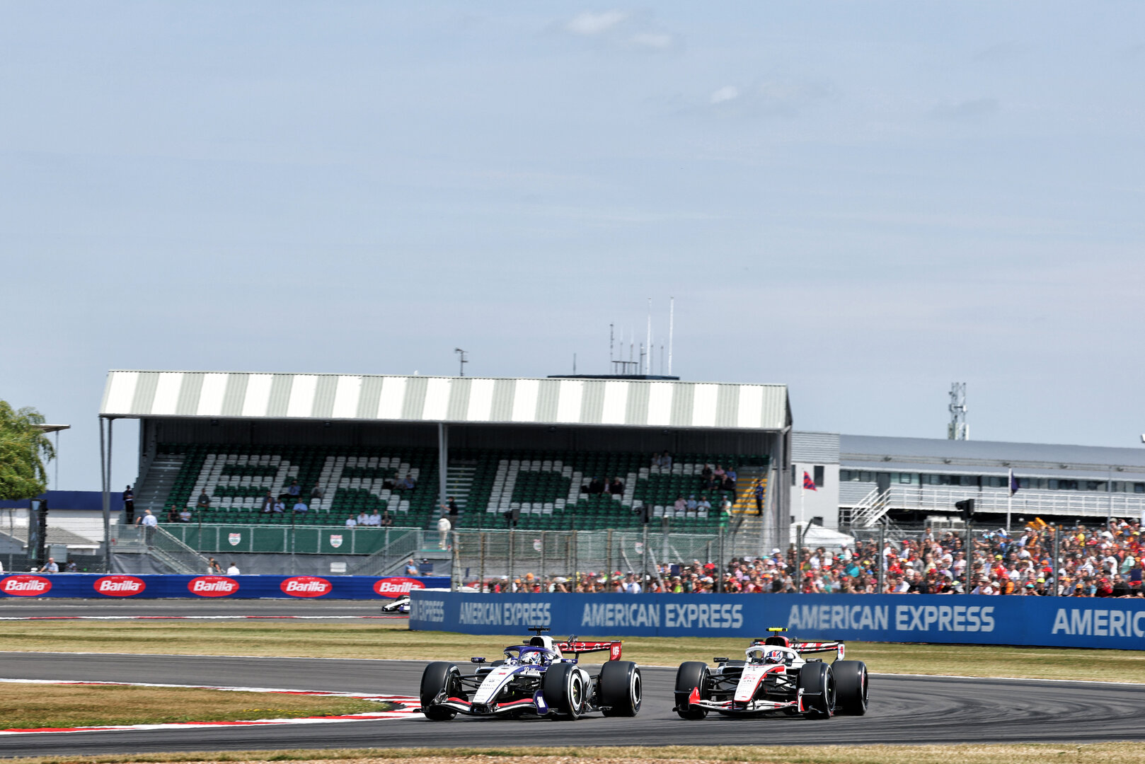 GP GRAN BRETAGNA, Sergio Perez (MEX) Cadillac Formula 1 Team MAC-26 e Oliver Bearman (GBR) Haas F1 Team VF-26.
03.07.2026. Formula 1 World Championship, Rd 9, British Grand Prix, Silverstone, England, Sprint Qualifiche Day.
- www.xpbimages.com, EMail: requests@xpbimages.com © Copyright: Bearne / XPB Images