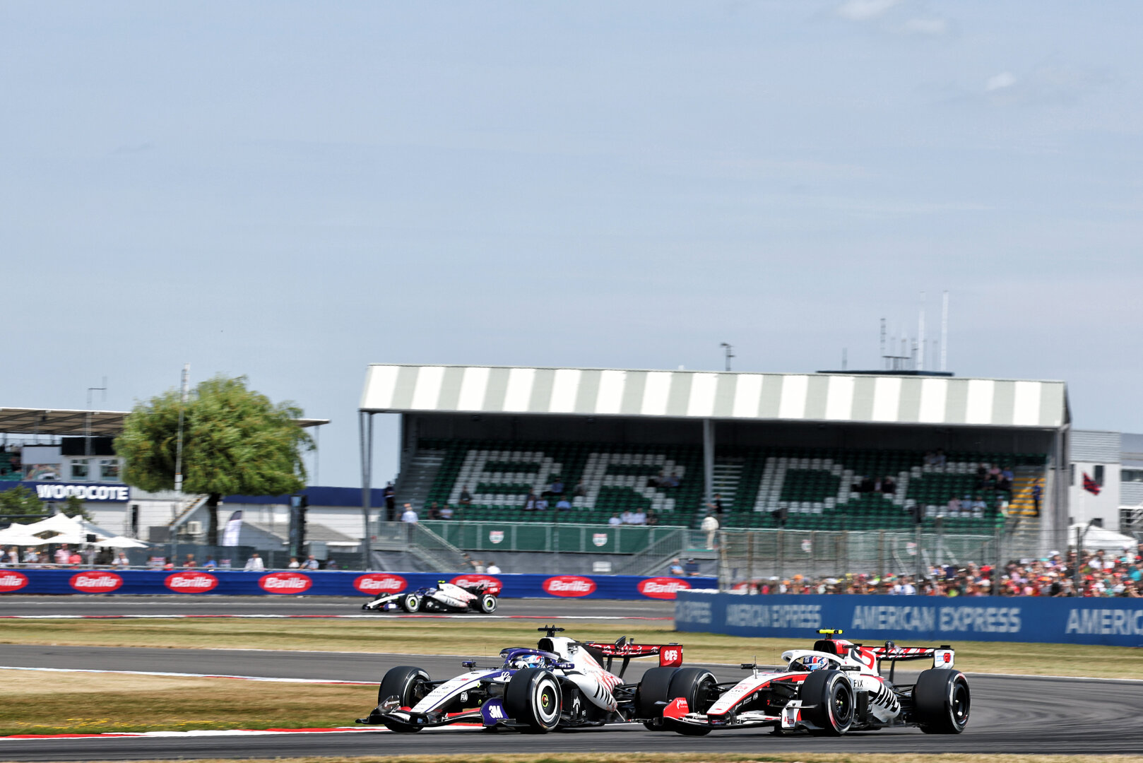 GP GRAN BRETAGNA, Sergio Perez (MEX) Cadillac Formula 1 Team MAC-26 e Oliver Bearman (GBR) Haas F1 Team VF-26.
03.07.2026. Formula 1 World Championship, Rd 9, British Grand Prix, Silverstone, England, Sprint Qualifiche Day.
- www.xpbimages.com, EMail: requests@xpbimages.com © Copyright: Bearne / XPB Images