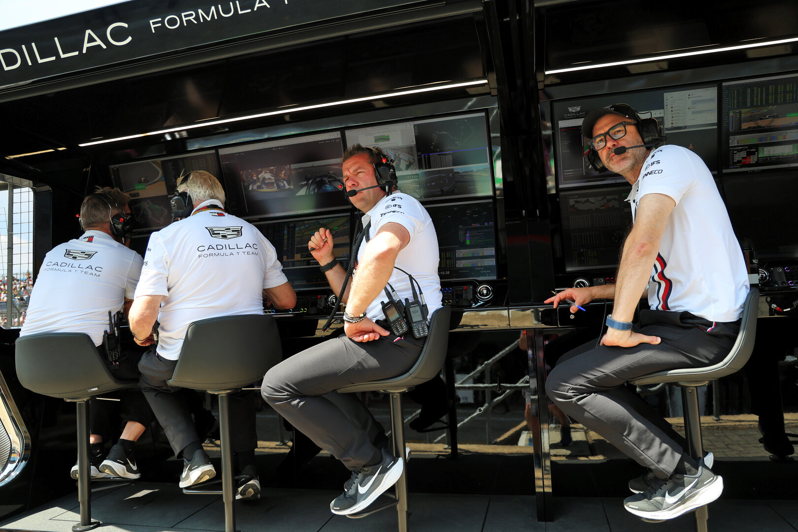 GP GRAN BRETAGNA, Peter Crolla (GBR) Cadillac F1 Gara Team Manager e Marc Hynes (GBR) Cadillac Formula 1 Team Chief Racing Officer on the pit gantry.
03.07.2026. Formula 1 World Championship, Rd 9, British Grand Prix, Silverstone, England, Sprint Qualifiche Day.
- www.xpbimages.com, EMail: requests@xpbimages.com © Copyright: Batchelor / XPB Images