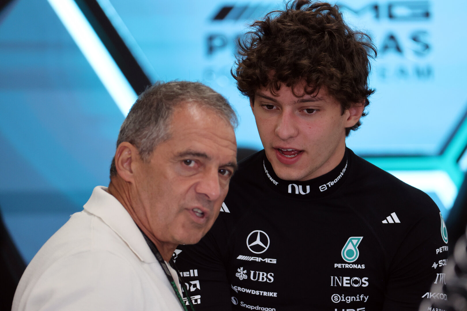 GP GRAN BRETAGNA, Andrea Kimi Antonelli (ITA) Mercedes AMG Formula One Team with his father Marco Antonelli (ITA).
03.07.2026. Formula 1 World Championship, Rd 9, British Grand Prix, Silverstone, England, Sprint Qualifiche Day.
- www.xpbimages.com, EMail: requests@xpbimages.com © Copyright: Davenport / XPB Images