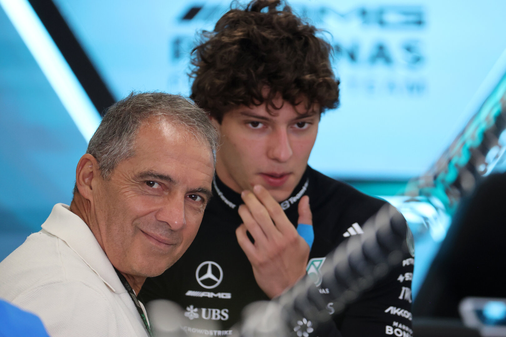 GP GRAN BRETAGNA, Andrea Kimi Antonelli (ITA) Mercedes AMG Formula One Team with his father Marco Antonelli (ITA).
03.07.2026. Formula 1 World Championship, Rd 9, British Grand Prix, Silverstone, England, Sprint Qualifiche Day.
- www.xpbimages.com, EMail: requests@xpbimages.com © Copyright: Davenport / XPB Images