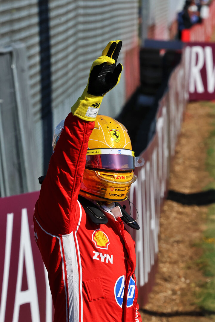 GP GRAN BRETAGNA, Lewis Hamilton (GBR) Ferrari celebrates his pole position in Sprint parc ferme.
03.07.2026. Formula 1 World Championship, Rd 9, British Grand Prix, Silverstone, England, Sprint Qualifiche Day.
- www.xpbimages.com, EMail: requests@xpbimages.com © Copyright: Batchelor / XPB Images