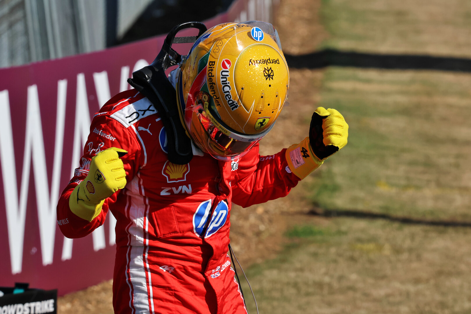GP GRAN BRETAGNA, Lewis Hamilton (GBR) Ferrari celebrates his pole position in Sprint parc ferme.
03.07.2026. Formula 1 World Championship, Rd 9, British Grand Prix, Silverstone, England, Sprint Qualifiche Day.
- www.xpbimages.com, EMail: requests@xpbimages.com © Copyright: Batchelor / XPB Images