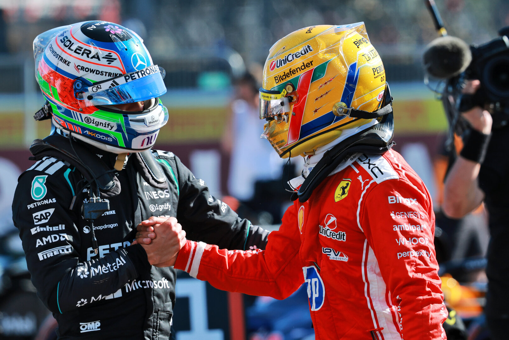 GP GRAN BRETAGNA, Lewis Hamilton (GBR) Ferrari celebrates his pole position in Sprint qualifying parc ferme with Andrea Kimi Antonelli (ITA) Mercedes AMG Formula One Team (Left).
03.07.2026. Formula 1 World Championship, Rd 9, British Grand Prix, Silverstone, England, Sprint Qualifiche Day.
- www.xpbimages.com, EMail: requests@xpbimages.com © Copyright: Charniaux / XPB Images