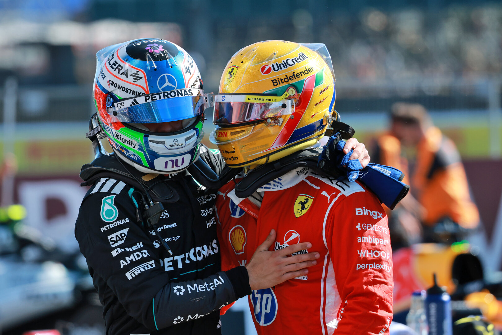 GP GRAN BRETAGNA, Lewis Hamilton (GBR) Ferrari celebrates his pole position in Sprint qualifying parc ferme with Andrea Kimi Antonelli (ITA) Mercedes AMG Formula One Team (Left).
03.07.2026. Formula 1 World Championship, Rd 9, British Grand Prix, Silverstone, England, Sprint Qualifiche Day.
- www.xpbimages.com, EMail: requests@xpbimages.com © Copyright: Charniaux / XPB Images