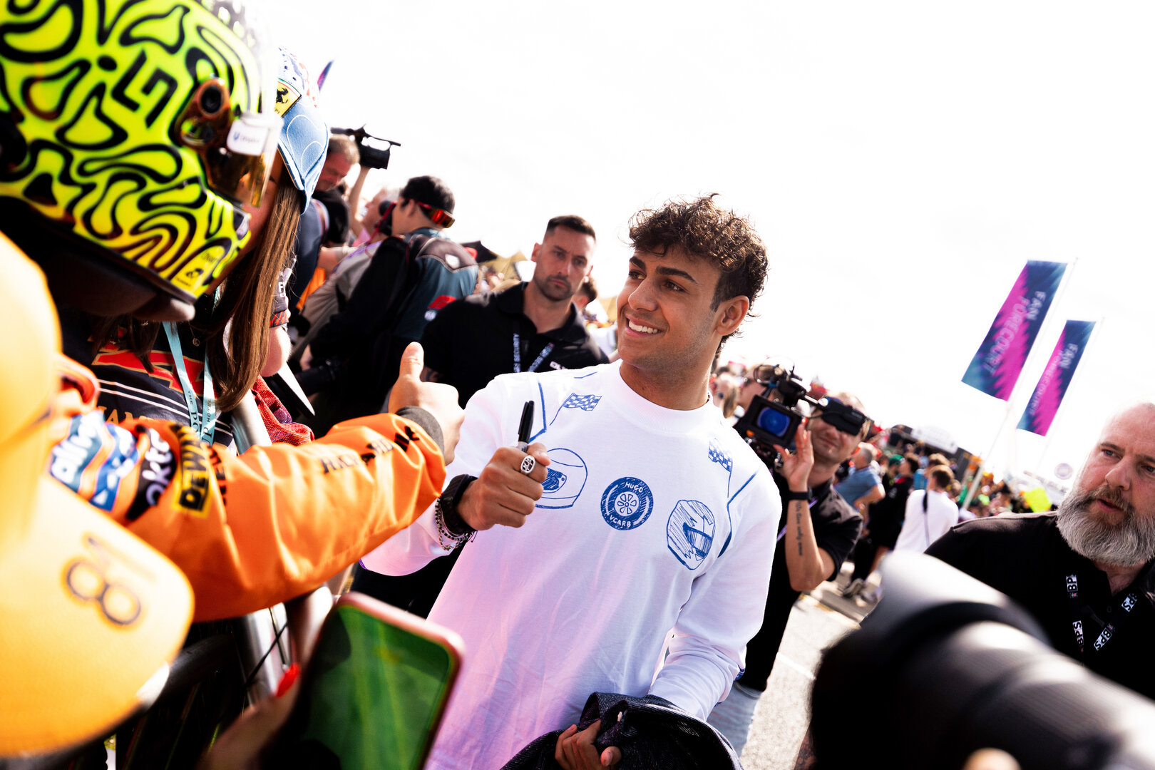 GP GRAN BRETAGNA, Arvid Lindblad (GBR) Racing Bulls Formula One Team with fans.
03.07.2026. Formula 1 World Championship, Rd 9, British Grand Prix, Silverstone, England, Sprint Qualifiche Day.
 - www.xpbimages.com, EMail: requests@xpbimages.com © Copyright: Denny / XPB Images