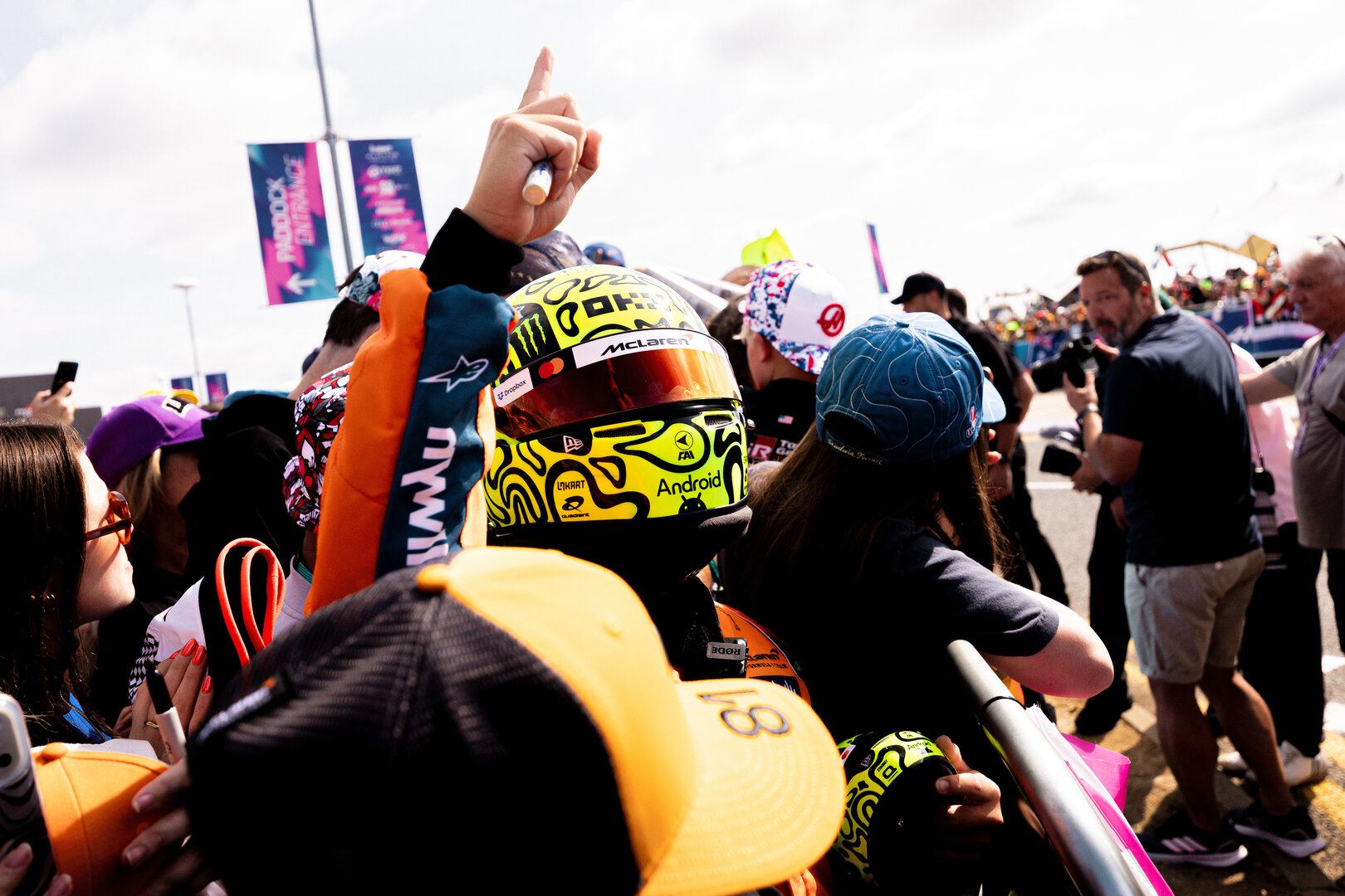 GP GRAN BRETAGNA, Lando Norris (GBR) McLaren F1 Team fans.
03.07.2026. Formula 1 World Championship, Rd 9, British Grand Prix, Silverstone, England, Sprint Qualifiche Day.
- www.xpbimages.com, EMail: requests@xpbimages.com © Copyright: Denny / XPB Images
