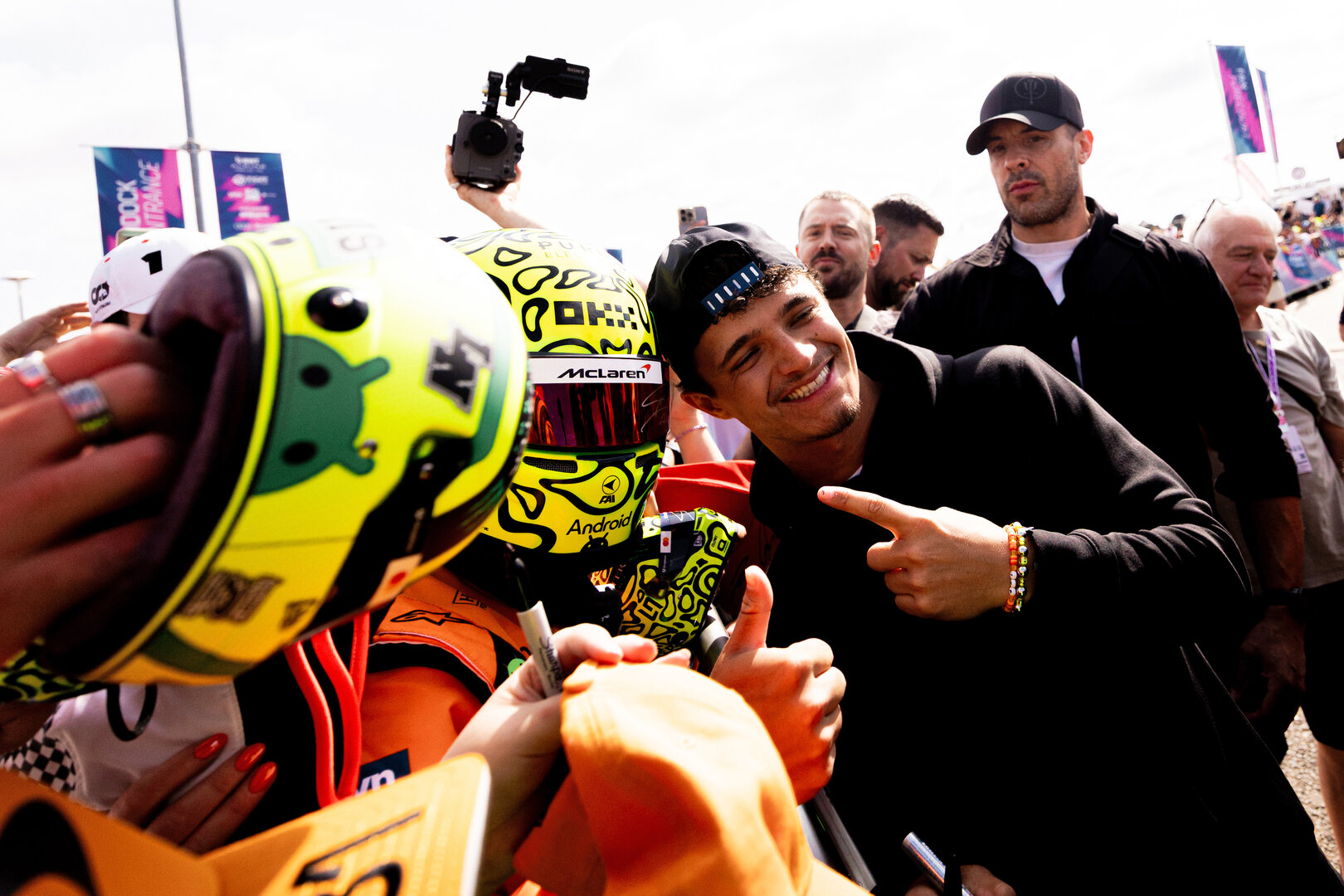 GP GRAN BRETAGNA, Lando Norris (GBR) McLaren F1 Team with fans.
03.07.2026. Formula 1 World Championship, Rd 9, British Grand Prix, Silverstone, England, Sprint Qualifiche Day.
- www.xpbimages.com, EMail: requests@xpbimages.com © Copyright: Denny / XPB Images