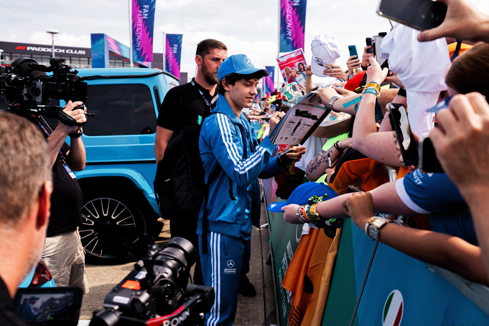 GP GRAN BRETAGNA, Andrea Kimi Antonelli (ITA) Mercedes AMG Formula One Team with fans.
03.07.2026. Formula 1 World Championship, Rd 9, British Grand Prix, Silverstone, England, Sprint Qualifiche Day.
 - www.xpbimages.com, EMail: requests@xpbimages.com © Copyright: Denny / XPB Images