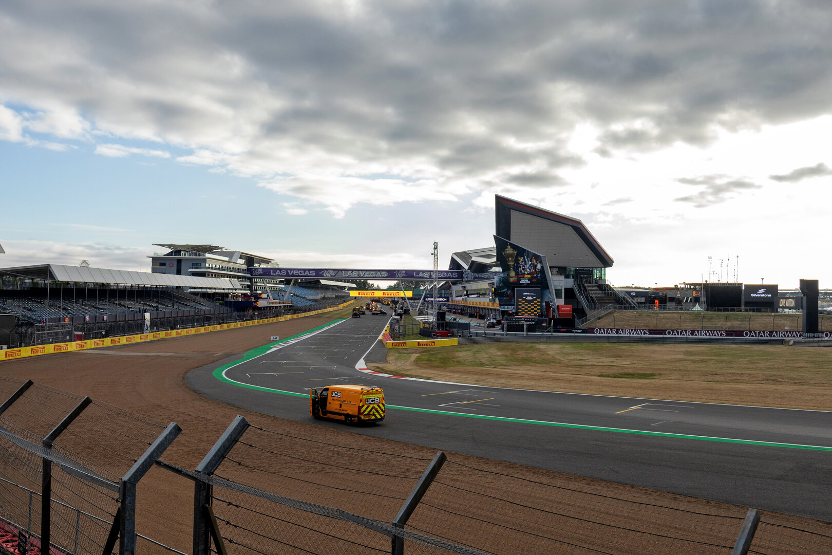 GP GRAN BRETAGNA, Circuit Atmosfera - early morning track preparations.
04.07.2026. Formula 1 World Championship, Rd 9, British Grand Prix, Silverstone, England, Sprint e Qualifiche Day.
 - www.xpbimages.com, EMail: requests@xpbimages.com © Copyright: Denny / XPB Images