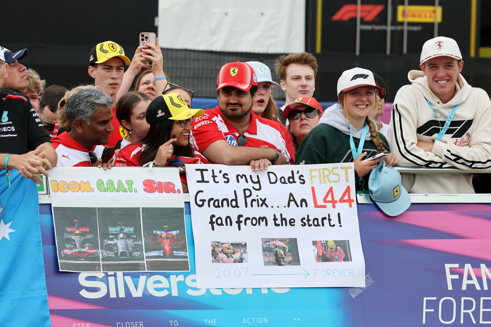 GP GRAN BRETAGNA, Circuit Atmosfera - Lewis Hamilton (GBR) Ferrari fans.
04.07.2026. Formula 1 World Championship, Rd 9, British Grand Prix, Silverstone, England, Sprint e Qualifiche Day.
- www.xpbimages.com, EMail: requests@xpbimages.com © Copyright: Moy / XPB Images