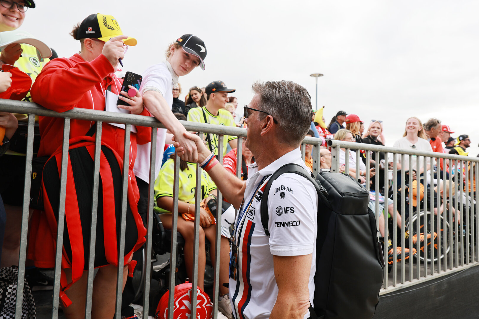 GP GRAN BRETAGNA, Graeme Lowdon (GBR) Cadillac Formula 1 Team, Team Principal with fans.
04.07.2026. Formula 1 World Championship, Rd 9, British Grand Prix, Silverstone, England, Sprint e Qualifiche Day.
- www.xpbimages.com, EMail: requests@xpbimages.com © Copyright: Moy / XPB Images