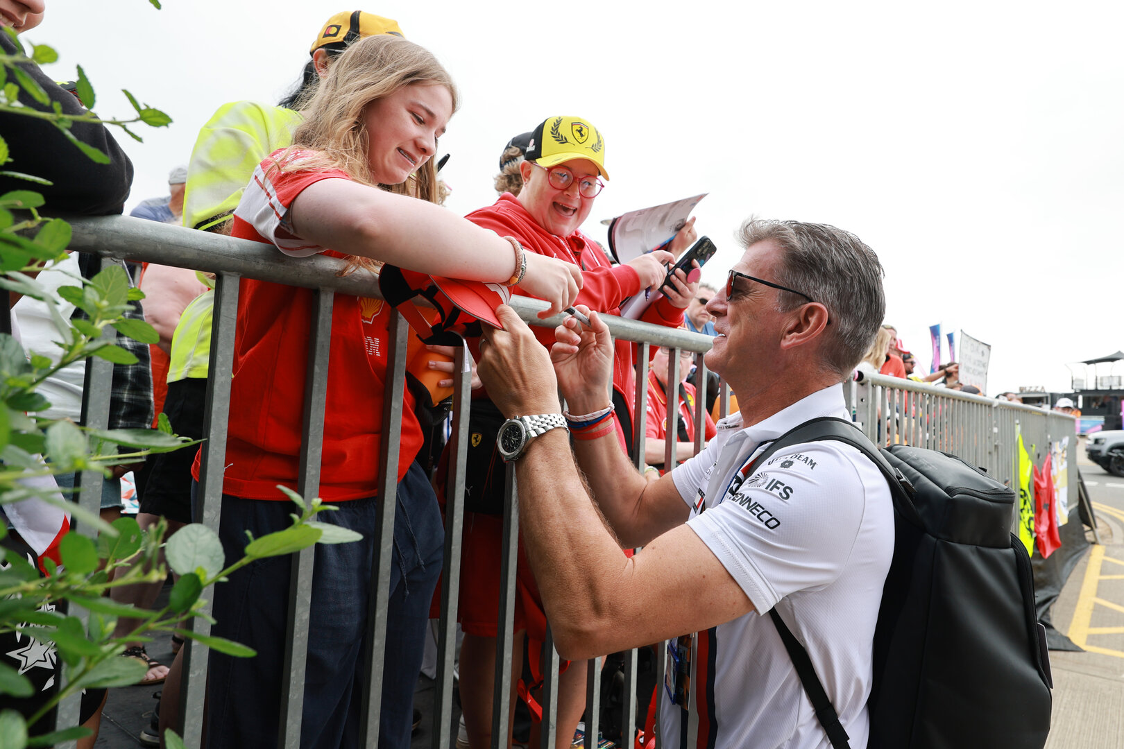 GP GRAN BRETAGNA, Graeme Lowdon (GBR) Cadillac Formula 1 Team, Team Principal with fans.
04.07.2026. Formula 1 World Championship, Rd 9, British Grand Prix, Silverstone, England, Sprint e Qualifiche Day.
- www.xpbimages.com, EMail: requests@xpbimages.com © Copyright: Moy / XPB Images