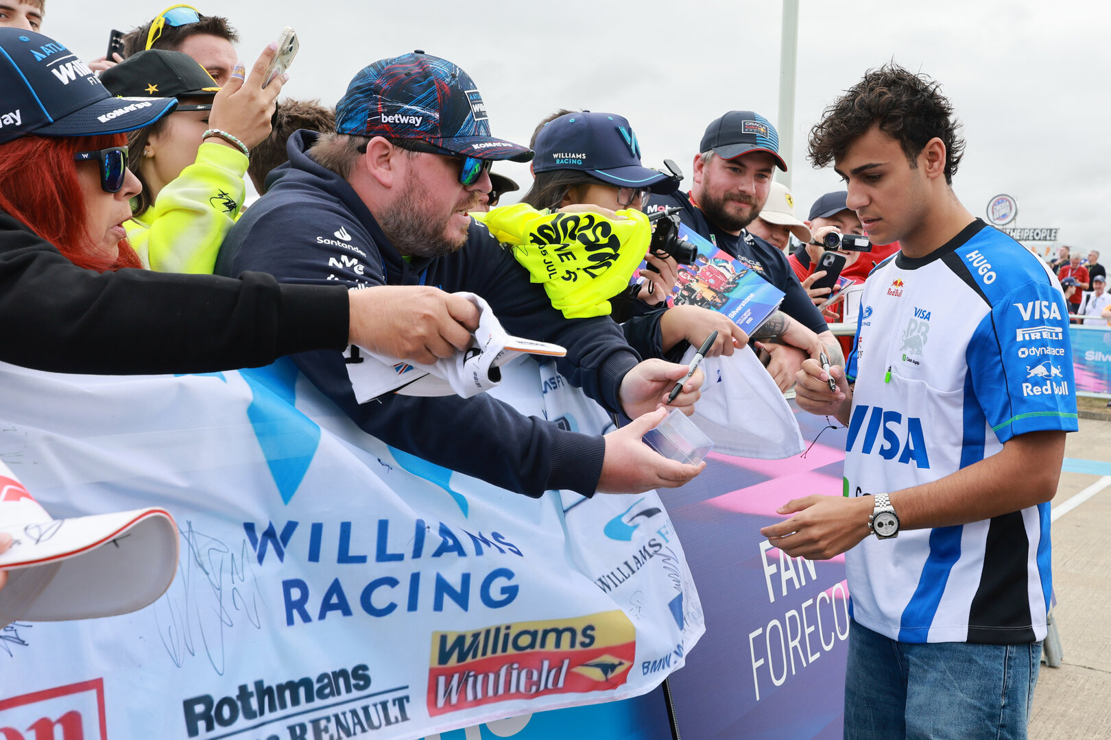 GP GRAN BRETAGNA, Arvid Lindblad (GBR) Racing Bulls Formula One Team with fans.
04.07.2026. Formula 1 World Championship, Rd 9, British Grand Prix, Silverstone, England, Sprint e Qualifiche Day.
- www.xpbimages.com, EMail: requests@xpbimages.com © Copyright: Moy / XPB Images