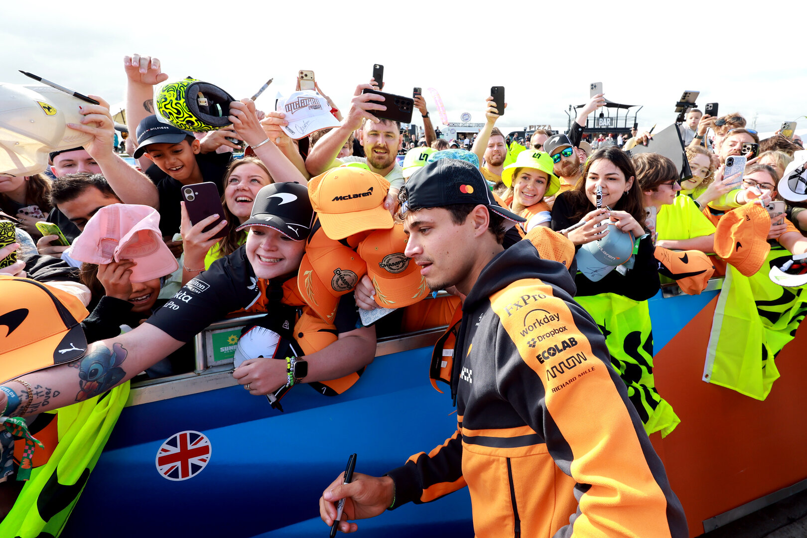 GP GRAN BRETAGNA, Lando Norris (GBR) McLaren F1 Team with fans.
04.07.2026. Formula 1 World Championship, Rd 9, British Grand Prix, Silverstone, England, Sprint e Qualifiche Day.
- www.xpbimages.com, EMail: requests@xpbimages.com © Copyright: Moy / XPB Images