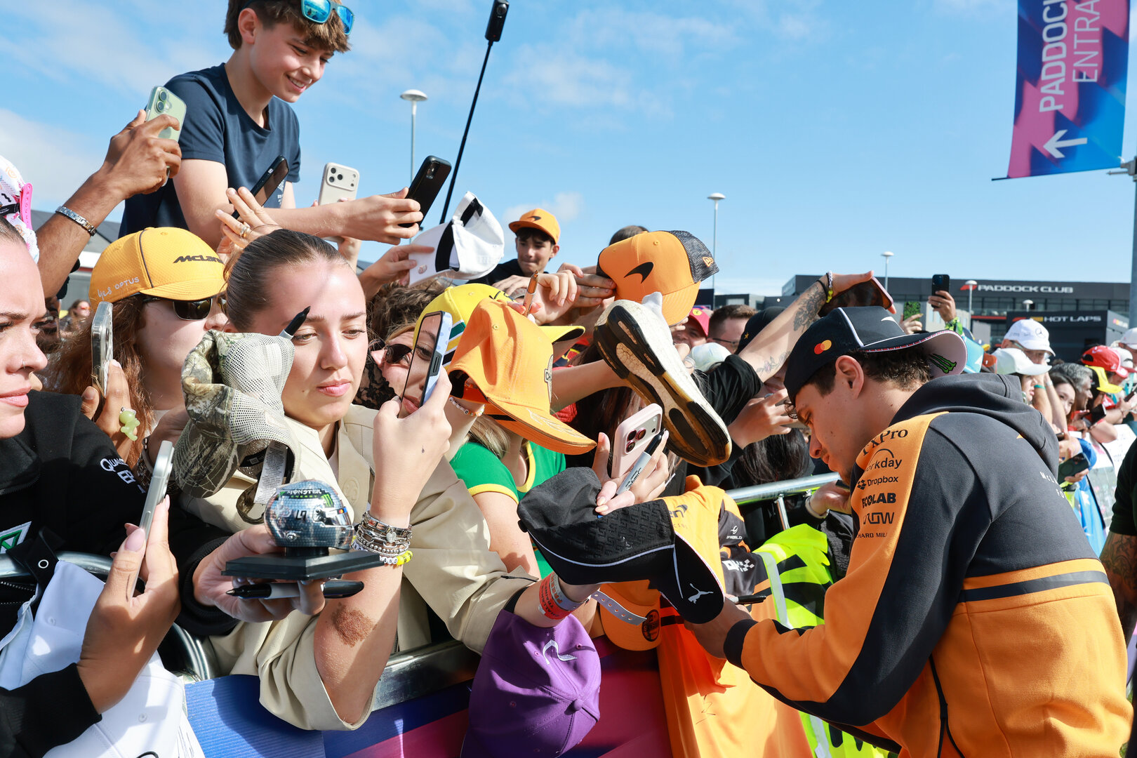 GP GRAN BRETAGNA, Lando Norris (GBR) McLaren F1 Team with fans.
04.07.2026. Formula 1 World Championship, Rd 9, British Grand Prix, Silverstone, England, Sprint e Qualifiche Day.
- www.xpbimages.com, EMail: requests@xpbimages.com © Copyright: Moy / XPB Images