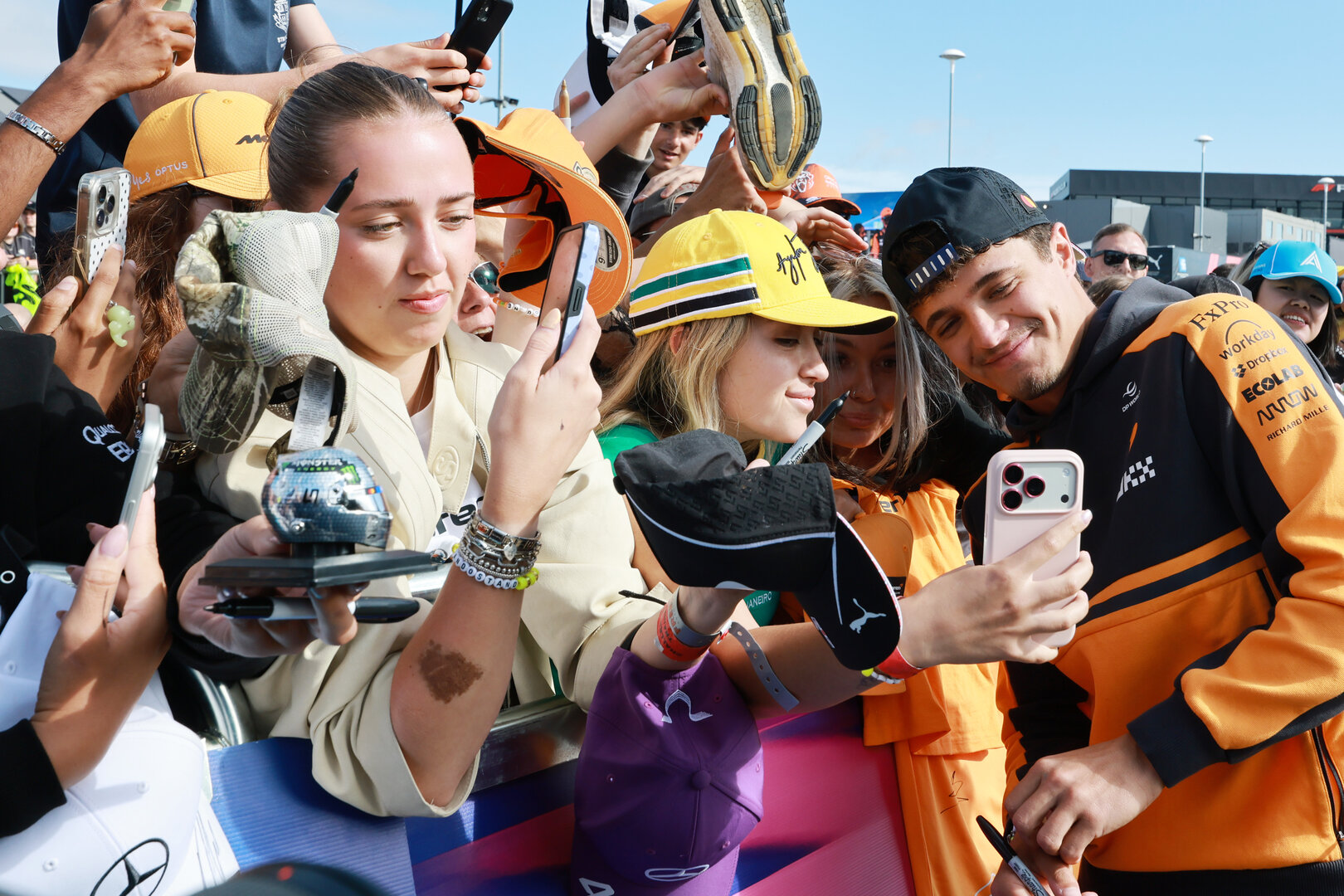 GP GRAN BRETAGNA, Lando Norris (GBR) McLaren F1 Team with fans.
04.07.2026. Formula 1 World Championship, Rd 9, British Grand Prix, Silverstone, England, Sprint e Qualifiche Day.
- www.xpbimages.com, EMail: requests@xpbimages.com © Copyright: Moy / XPB Images