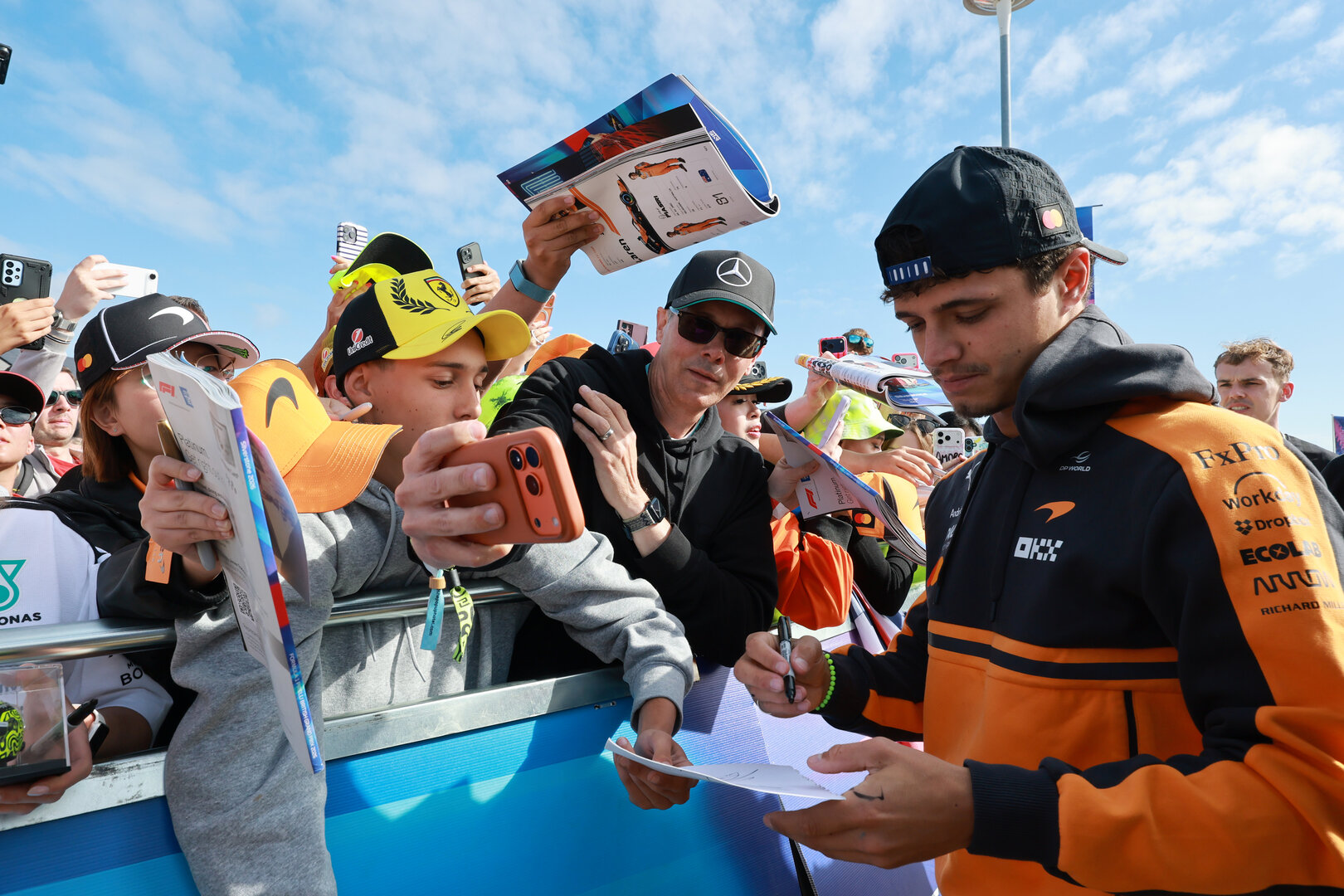 GP GRAN BRETAGNA, Lando Norris (GBR) McLaren F1 Team with fans.
04.07.2026. Formula 1 World Championship, Rd 9, British Grand Prix, Silverstone, England, Sprint e Qualifiche Day.
- www.xpbimages.com, EMail: requests@xpbimages.com © Copyright: Moy / XPB Images