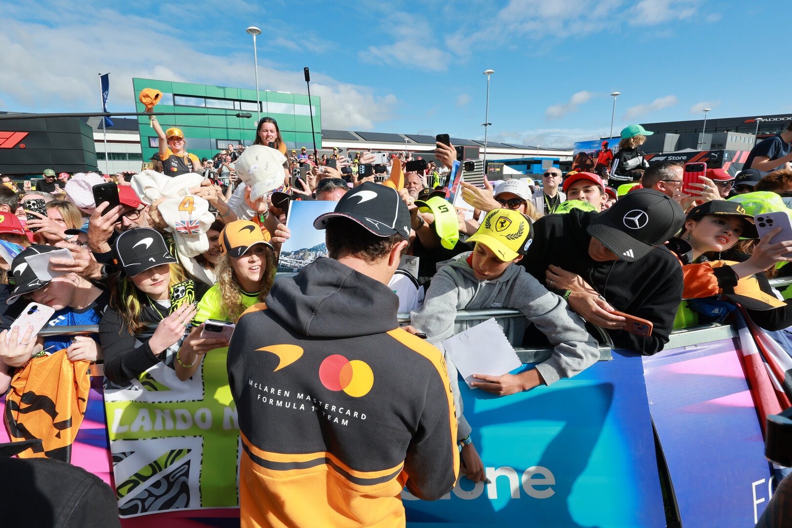 GP GRAN BRETAGNA, Lando Norris (GBR) McLaren F1 Team with fans.
04.07.2026. Formula 1 World Championship, Rd 9, British Grand Prix, Silverstone, England, Sprint e Qualifiche Day.
- www.xpbimages.com, EMail: requests@xpbimages.com © Copyright: Moy / XPB Images