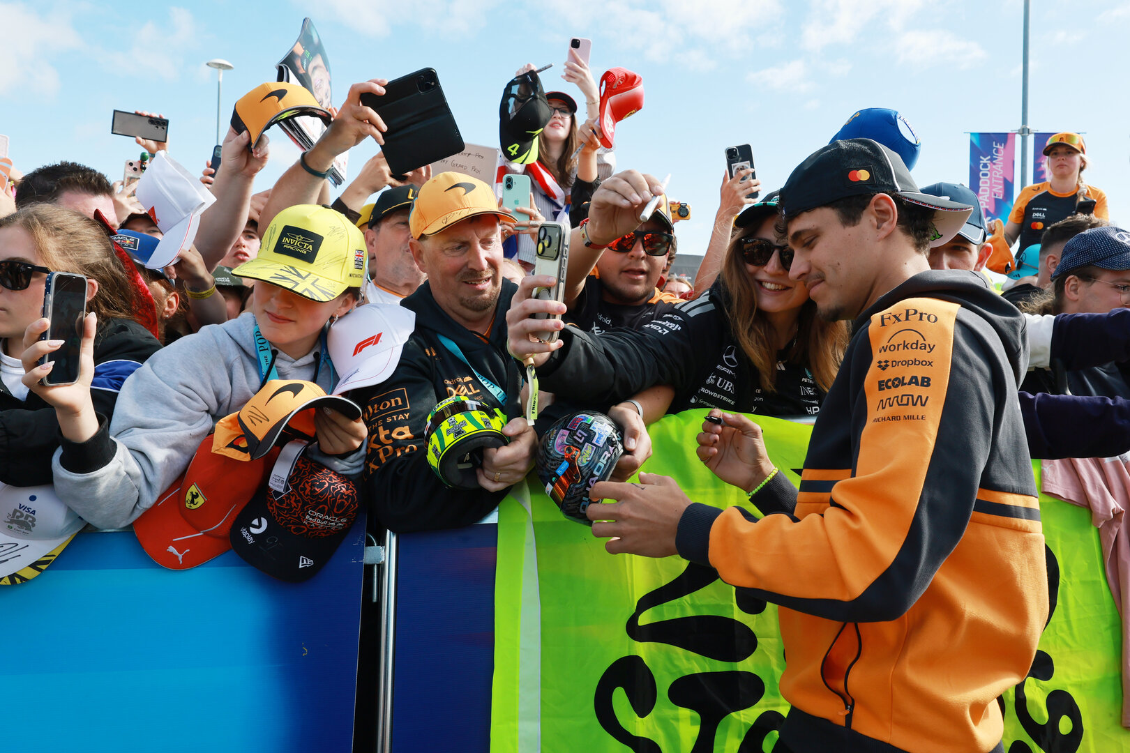 GP GRAN BRETAGNA, Lando Norris (GBR) McLaren F1 Team with fans.
04.07.2026. Formula 1 World Championship, Rd 9, British Grand Prix, Silverstone, England, Sprint e Qualifiche Day.
- www.xpbimages.com, EMail: requests@xpbimages.com © Copyright: Moy / XPB Images
