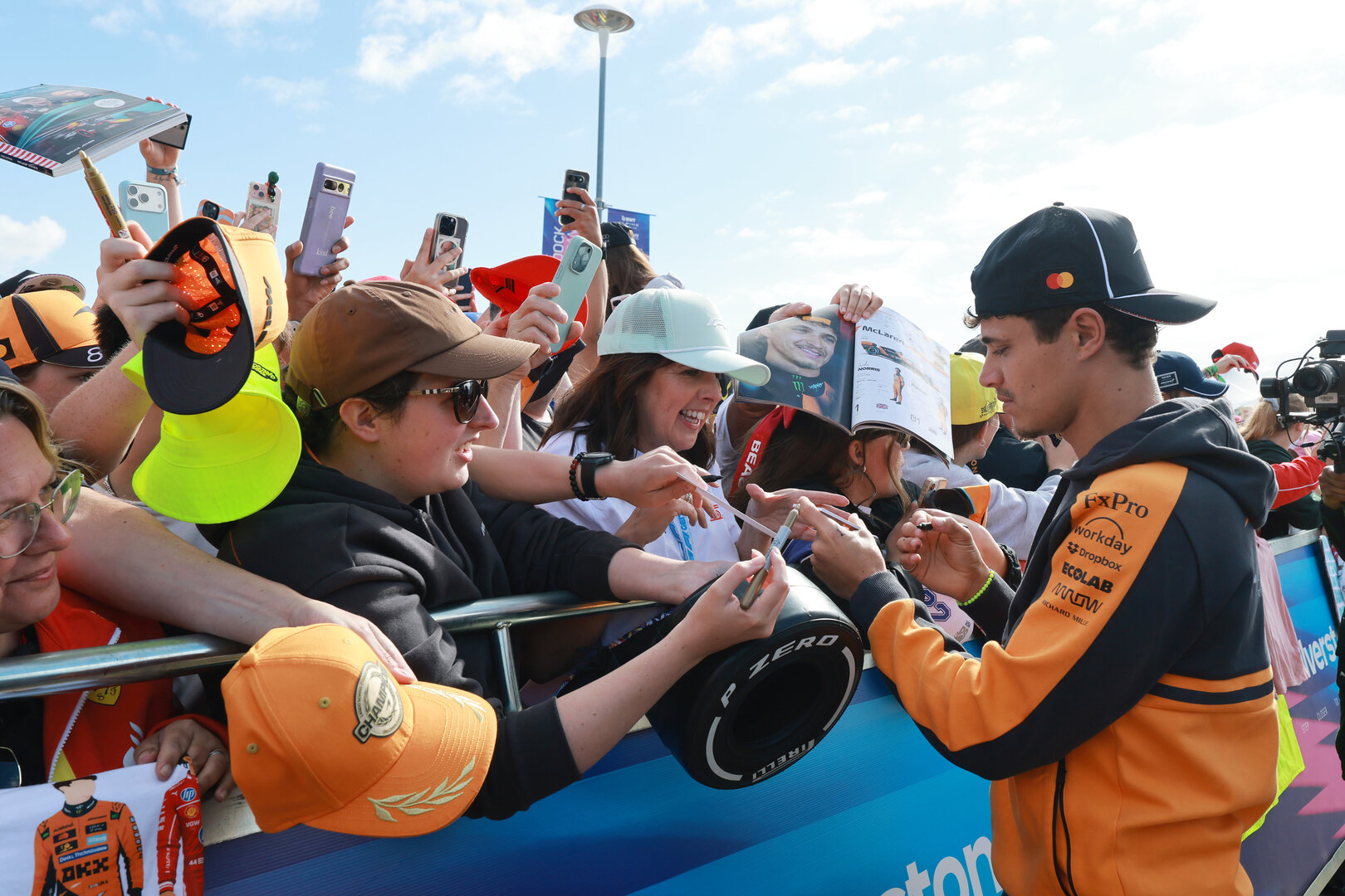 GP GRAN BRETAGNA, Lando Norris (GBR) McLaren F1 Team with fans.
04.07.2026. Formula 1 World Championship, Rd 9, British Grand Prix, Silverstone, England, Sprint e Qualifiche Day.
- www.xpbimages.com, EMail: requests@xpbimages.com © Copyright: Moy / XPB Images