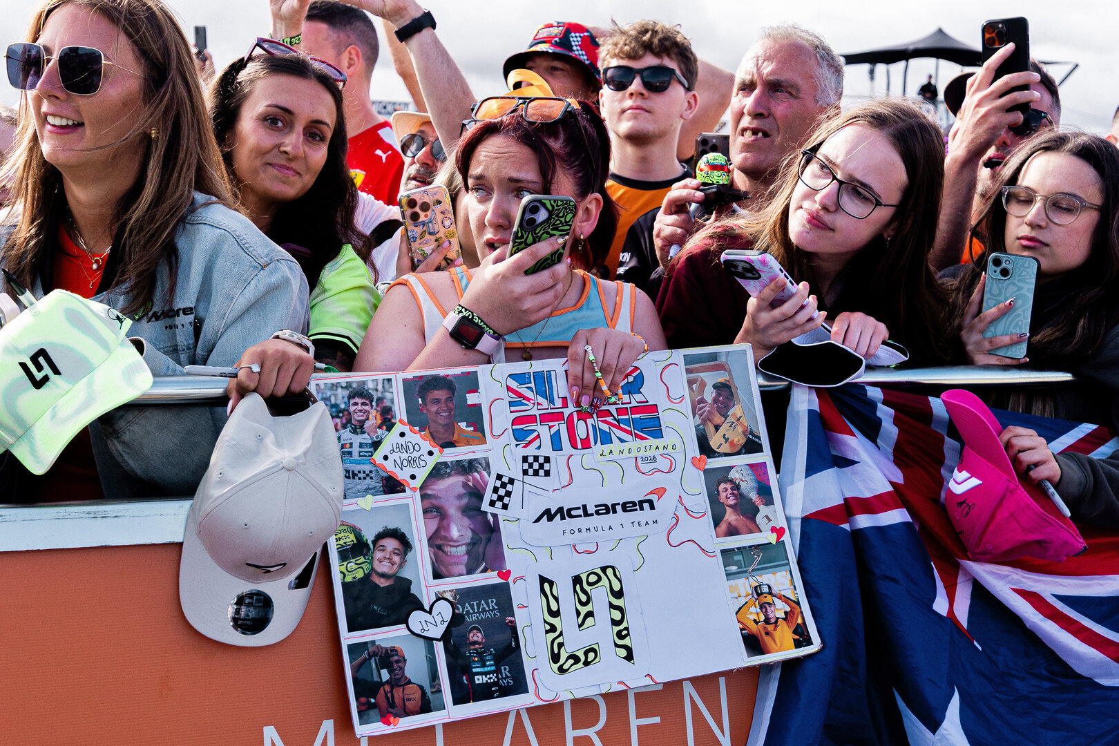 GP GRAN BRETAGNA, Circuit Atmosfera - Lando Norris (GBR) McLaren F1 Team fans
04.07.2026. Formula 1 World Championship, Rd 9, British Grand Prix, Silverstone, England, Sprint e Qualifiche Day.
- www.xpbimages.com, EMail: requests@xpbimages.com © Copyright: Denny / XPB Images