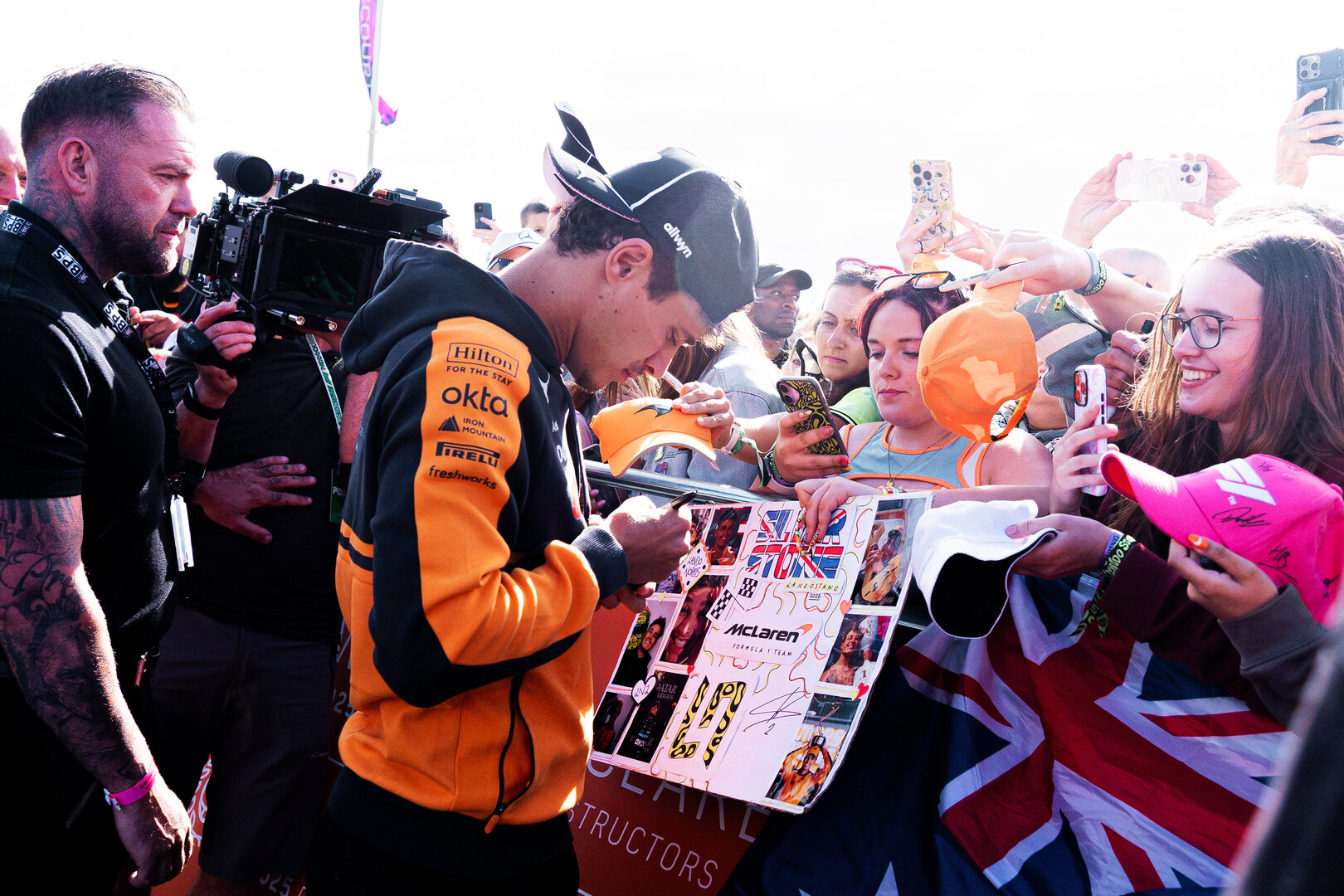 GP GRAN BRETAGNA, Lando Norris (GBR) McLaren F1 Team with fans.
04.07.2026. Formula 1 World Championship, Rd 9, British Grand Prix, Silverstone, England, Sprint e Qualifiche Day.
- www.xpbimages.com, EMail: requests@xpbimages.com © Copyright: Denny / XPB Images