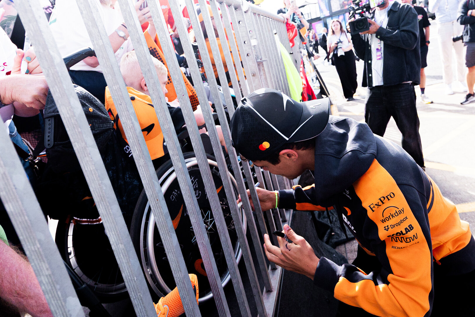 GP GRAN BRETAGNA, Lando Norris (GBR) McLaren F1 Team with fans.
04.07.2026. Formula 1 World Championship, Rd 9, British Grand Prix, Silverstone, England, Sprint e Qualifiche Day.
 - www.xpbimages.com, EMail: requests@xpbimages.com © Copyright: Denny / XPB Images