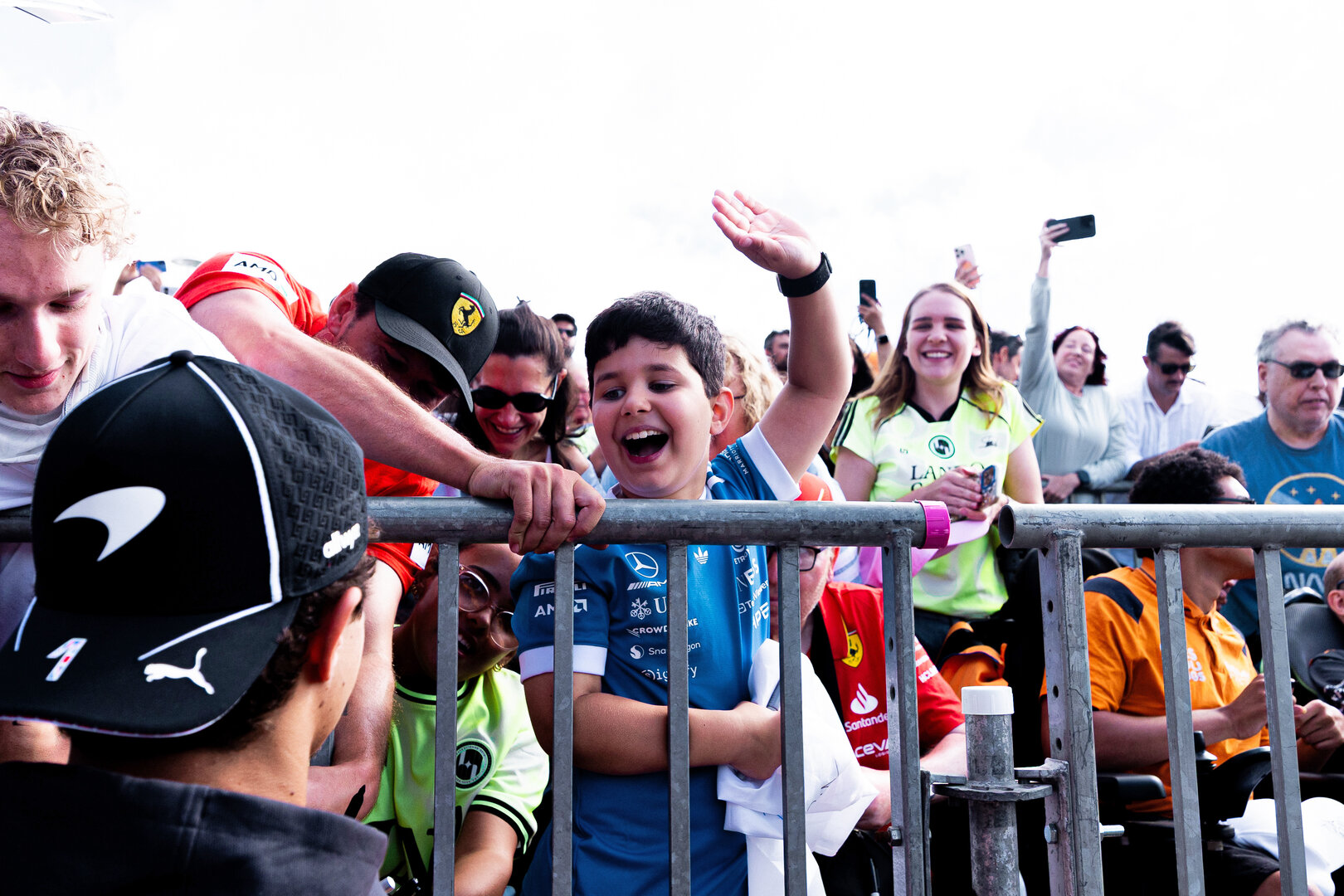 GP GRAN BRETAGNA, Lando Norris (GBR) McLaren F1 Team with fans.
04.07.2026. Formula 1 World Championship, Rd 9, British Grand Prix, Silverstone, England, Sprint e Qualifiche Day.
 - www.xpbimages.com, EMail: requests@xpbimages.com © Copyright: Denny / XPB Images