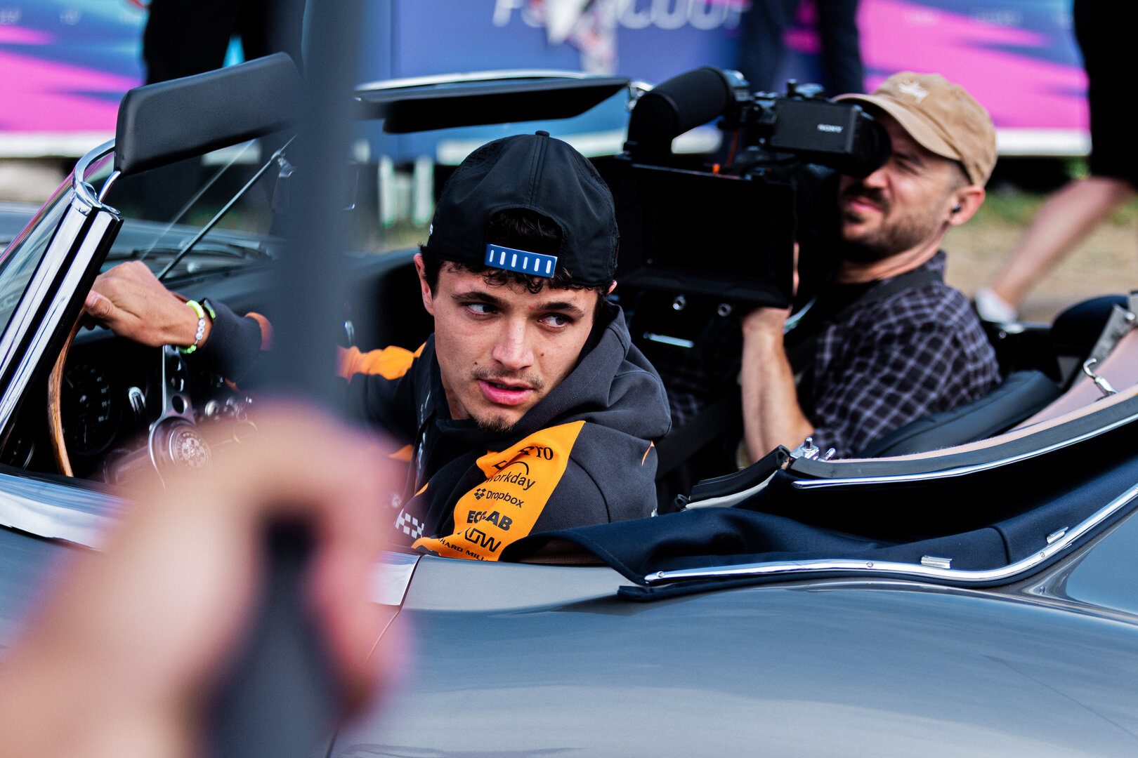 GP GRAN BRETAGNA, Lando Norris (GBR) McLaren F1 Team arrives at the paddock in a Jaguar E-Type.
04.07.2026. Formula 1 World Championship, Rd 9, British Grand Prix, Silverstone, England, Sprint e Qualifiche Day.
 - www.xpbimages.com, EMail: requests@xpbimages.com © Copyright: Denny / XPB Images