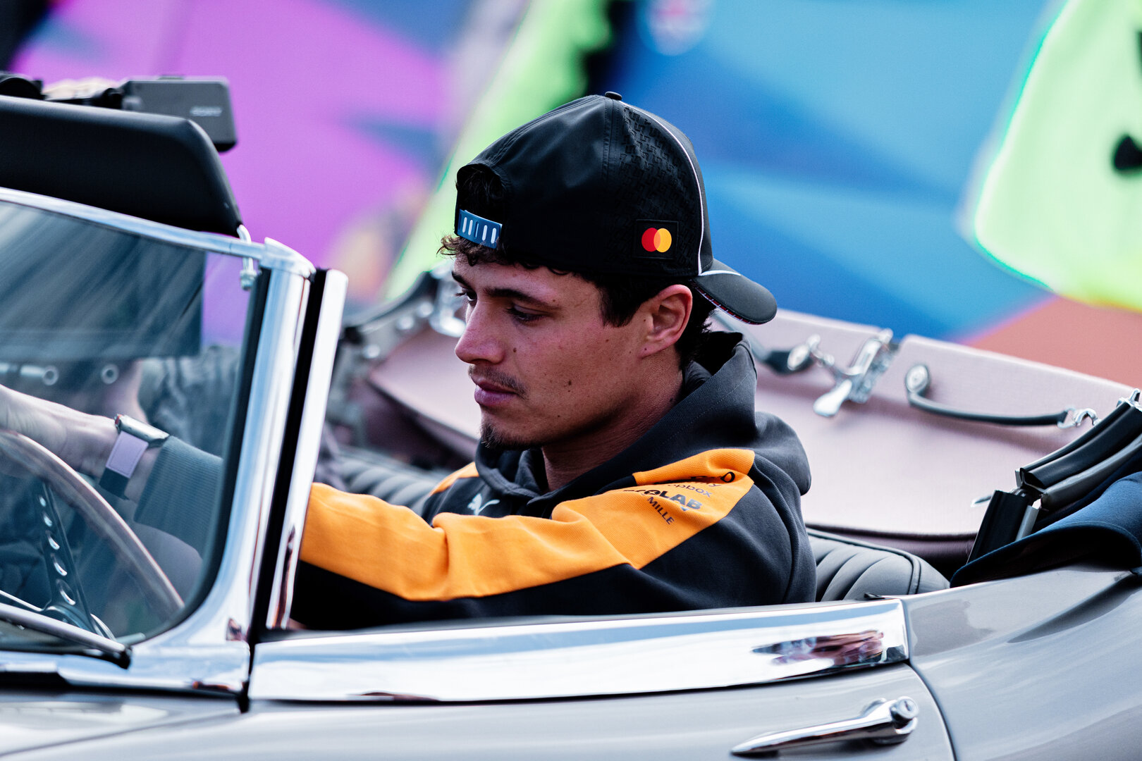 GP GRAN BRETAGNA, Lando Norris (GBR) McLaren F1 Team arrives at the paddock in a Jaguar E-Type.
04.07.2026. Formula 1 World Championship, Rd 9, British Grand Prix, Silverstone, England, Sprint e Qualifiche Day.
 - www.xpbimages.com, EMail: requests@xpbimages.com © Copyright: Denny / XPB Images