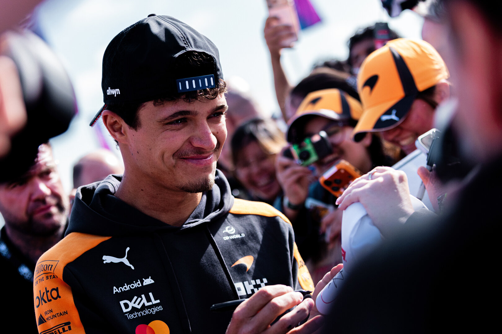 GP GRAN BRETAGNA, Lando Norris (GBR) McLaren F1 Team with fans.
04.07.2026. Formula 1 World Championship, Rd 9, British Grand Prix, Silverstone, England, Sprint e Qualifiche Day.
 - www.xpbimages.com, EMail: requests@xpbimages.com © Copyright: Denny / XPB Images