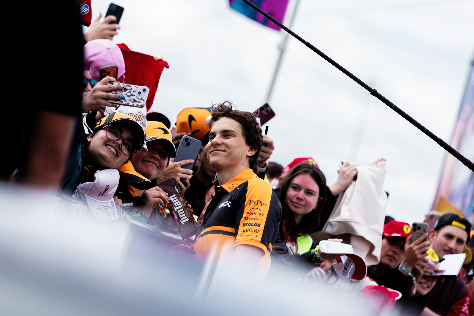 GP GRAN BRETAGNA, Oscar Piastri (AUS) McLaren F1 Team with fans.
04.07.2026. Formula 1 World Championship, Rd 9, British Grand Prix, Silverstone, England, Sprint e Qualifiche Day.
 - www.xpbimages.com, EMail: requests@xpbimages.com © Copyright: Denny / XPB Images