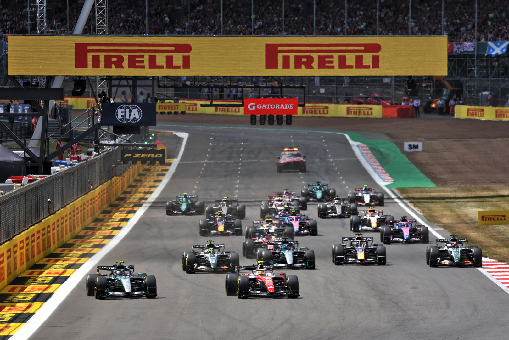 GP GRAN BRETAGNA, Lewis Hamilton (GBR) Ferrari SF-26 davanti a Andrea Kimi Antonelli (ITA) Mercedes AMG Formula One Team W17 at the partenza of the race.
04.07.2026. Formula 1 World Championship, Rd 9, British Grand Prix, Silverstone, England, Sprint e Qualifiche Day.
- www.xpbimages.com, EMail: requests@xpbimages.com © Copyright: Moy / XPB Images