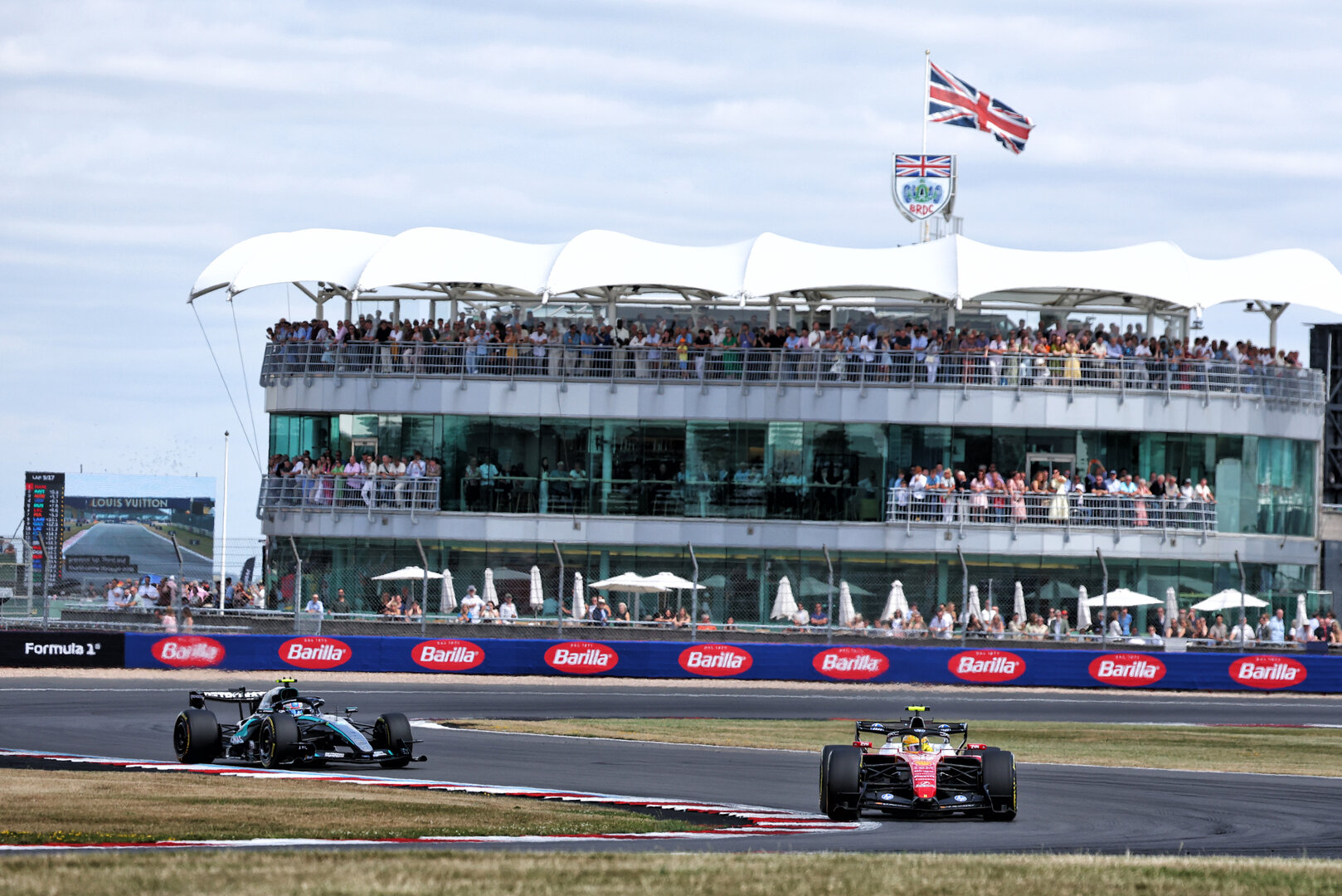 GP GRAN BRETAGNA, Lewis Hamilton (GBR) Ferrari SF-26 davanti a Andrea Kimi Antonelli (ITA) Mercedes AMG Formula One Team W17.
04.07.2026. Formula 1 World Championship, Rd 9, British Grand Prix, Silverstone, England, Sprint e Qualifiche Day.
- www.xpbimages.com, EMail: requests@xpbimages.com © Copyright: Bearne / XPB Images