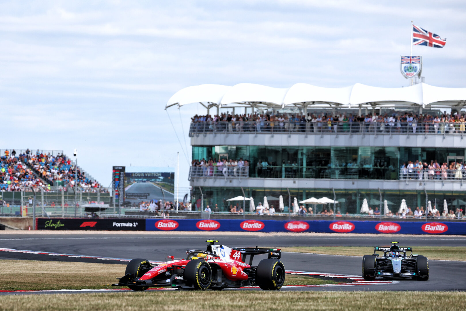 GP GRAN BRETAGNA, Lewis Hamilton (GBR) Ferrari SF-26 davanti a Andrea Kimi Antonelli (ITA) Mercedes AMG Formula One Team W17.
04.07.2026. Formula 1 World Championship, Rd 9, British Grand Prix, Silverstone, England, Sprint e Qualifiche Day.
- www.xpbimages.com, EMail: requests@xpbimages.com © Copyright: Bearne / XPB Images