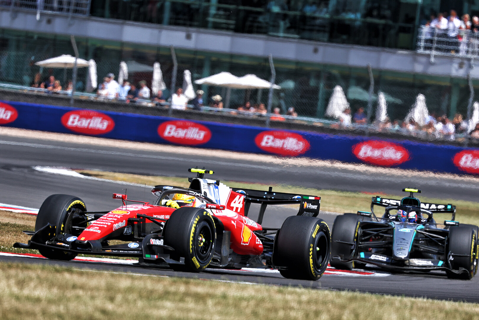 GP GRAN BRETAGNA, Lewis Hamilton (GBR) Ferrari SF-26 davanti a Andrea Kimi Antonelli (ITA) Mercedes AMG Formula One Team W17.
04.07.2026. Formula 1 World Championship, Rd 9, British Grand Prix, Silverstone, England, Sprint e Qualifiche Day.
- www.xpbimages.com, EMail: requests@xpbimages.com © Copyright: Bearne / XPB Images