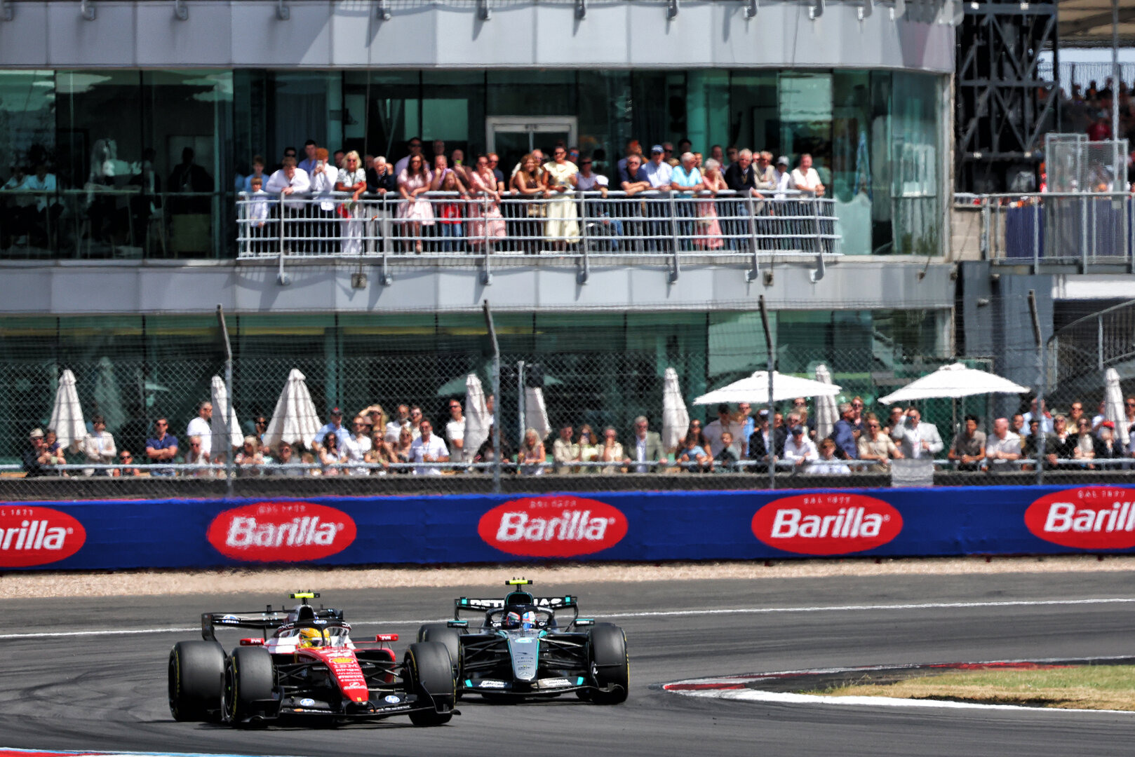 GP GRAN BRETAGNA, Lewis Hamilton (GBR) Ferrari SF-26 davanti a Andrea Kimi Antonelli (ITA) Mercedes AMG Formula One Team W17.
04.07.2026. Formula 1 World Championship, Rd 9, British Grand Prix, Silverstone, England, Sprint e Qualifiche Day.
- www.xpbimages.com, EMail: requests@xpbimages.com © Copyright: Bearne / XPB Images