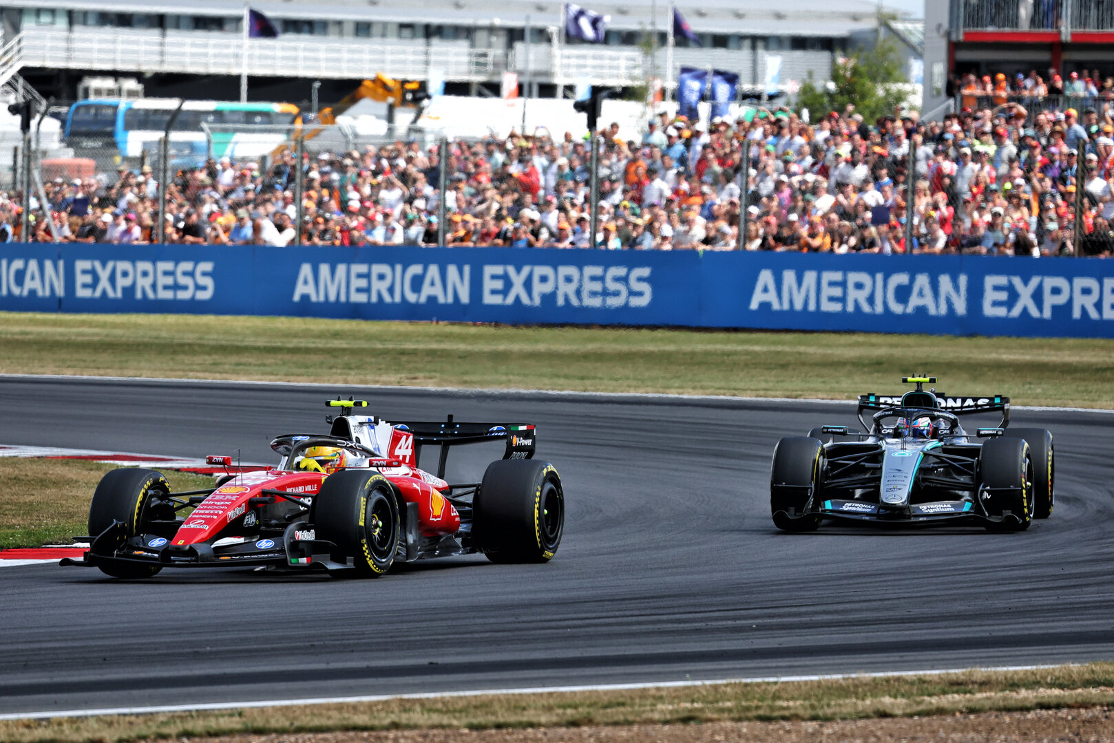 GP GRAN BRETAGNA, Lewis Hamilton (GBR) Ferrari SF-26 davanti a Andrea Kimi Antonelli (ITA) Mercedes AMG Formula One Team W17.
04.07.2026. Formula 1 World Championship, Rd 9, British Grand Prix, Silverstone, England, Sprint e Qualifiche Day.
- www.xpbimages.com, EMail: requests@xpbimages.com © Copyright: Bearne / XPB Images