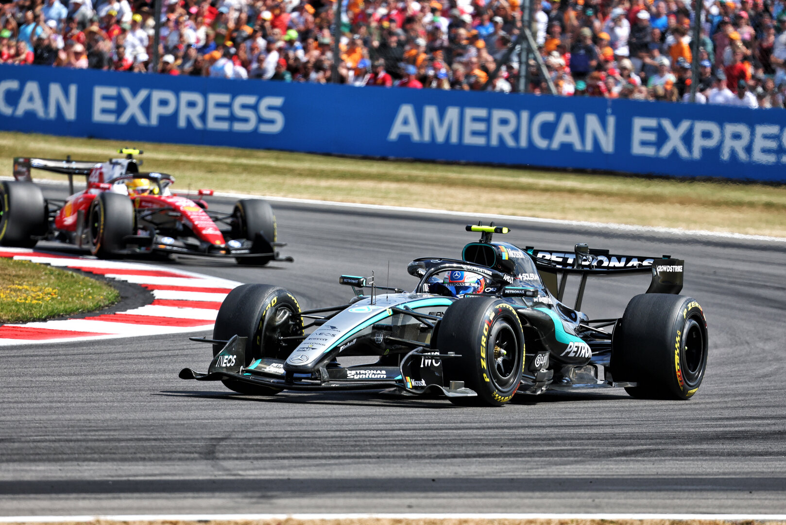GP GRAN BRETAGNA, Andrea Kimi Antonelli (ITA) Mercedes AMG Formula One Team W17 davanti a Lewis Hamilton (GBR) Ferrari SF-26.
04.07.2026. Formula 1 World Championship, Rd 9, British Grand Prix, Silverstone, England, Sprint e Qualifiche Day.
- www.xpbimages.com, EMail: requests@xpbimages.com © Copyright: Bearne / XPB Images