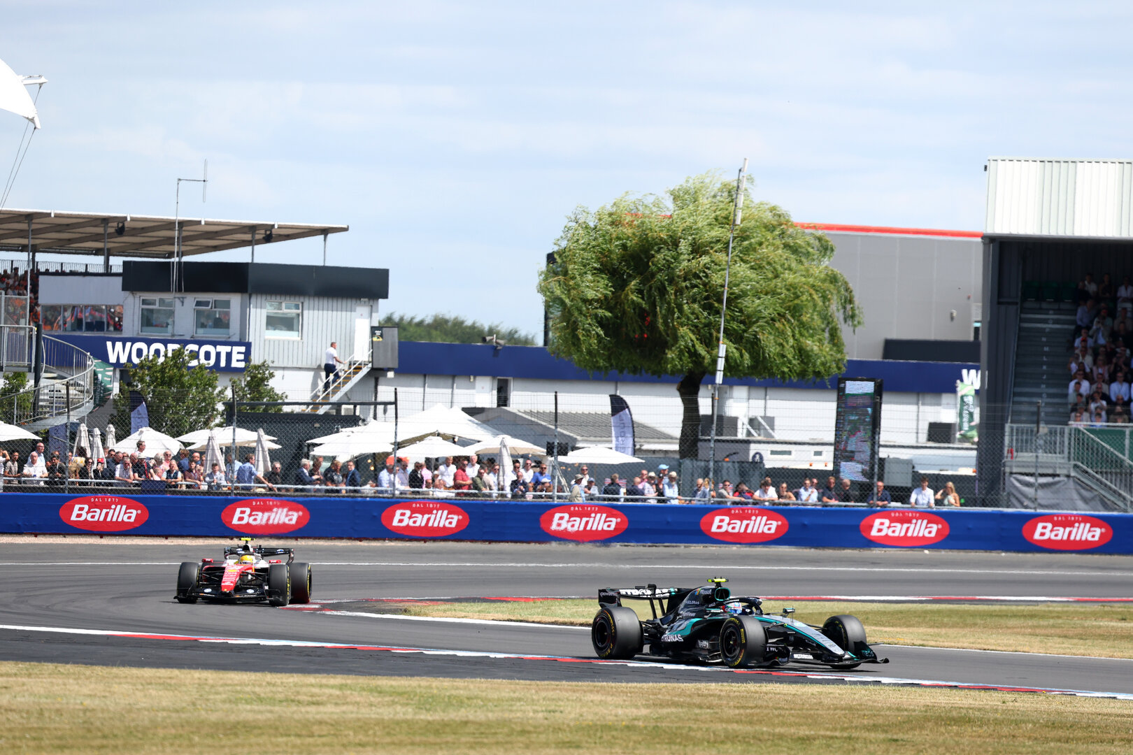GP GRAN BRETAGNA, Andrea Kimi Antonelli (ITA) Mercedes AMG Formula One Team W17 davanti a Lewis Hamilton (GBR) Ferrari SF-26.
04.07.2026. Formula 1 World Championship, Rd 9, British Grand Prix, Silverstone, England, Sprint e Qualifiche Day.
- www.xpbimages.com, EMail: requests@xpbimages.com © Copyright: Bearne / XPB Images