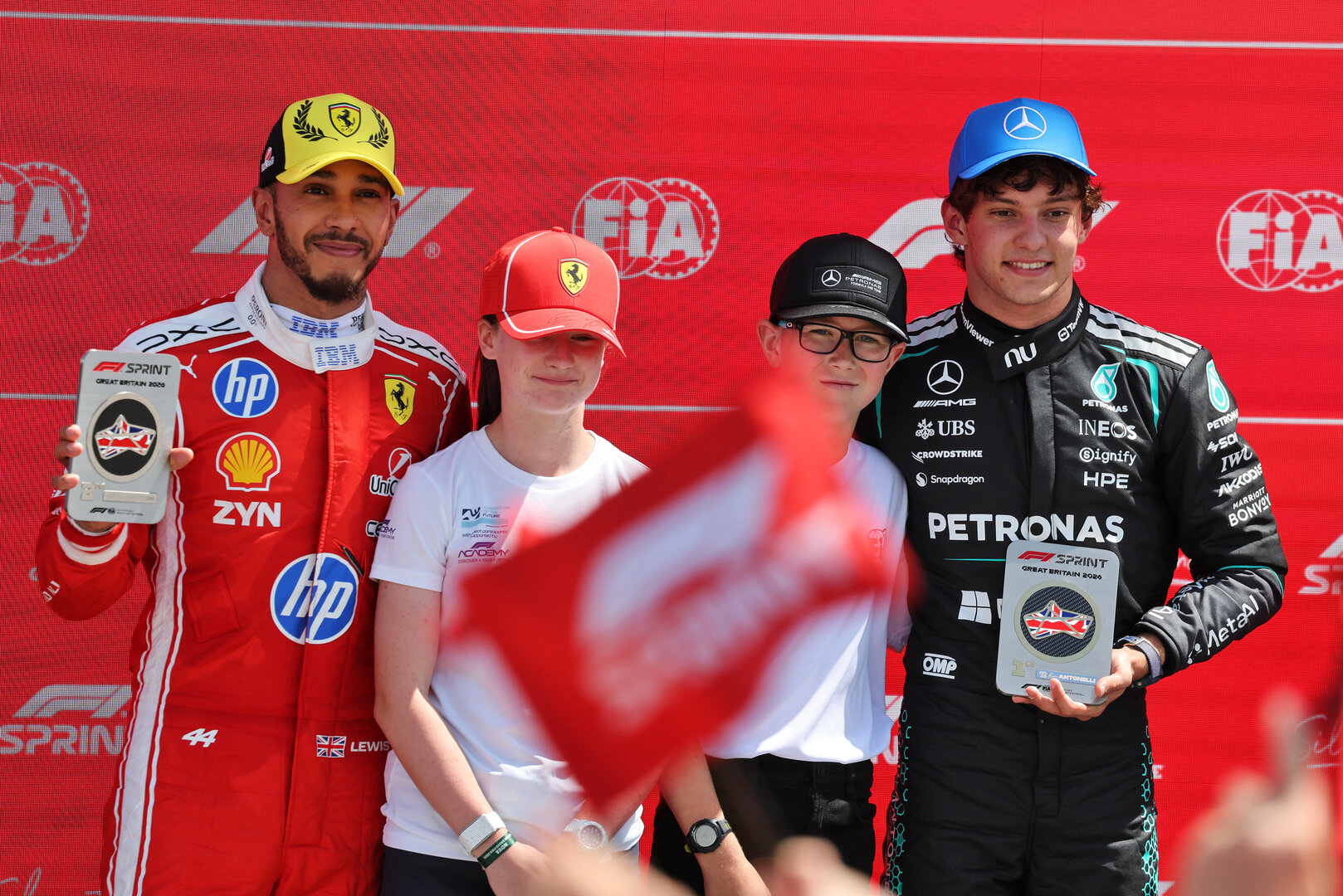 GP GRAN BRETAGNA, (L to R): Second placed Lewis Hamilton (GBR) Ferrari e vincitore Andrea Kimi Antonelli (ITA) Mercedes AMG Formula One Team in Sprint parc ferme.
04.07.2026. Formula 1 World Championship, Rd 9, British Grand Prix, Silverstone, England, Sprint e Qualifiche Day.
- www.xpbimages.com, EMail: requests@xpbimages.com © Copyright: Moy / XPB Images