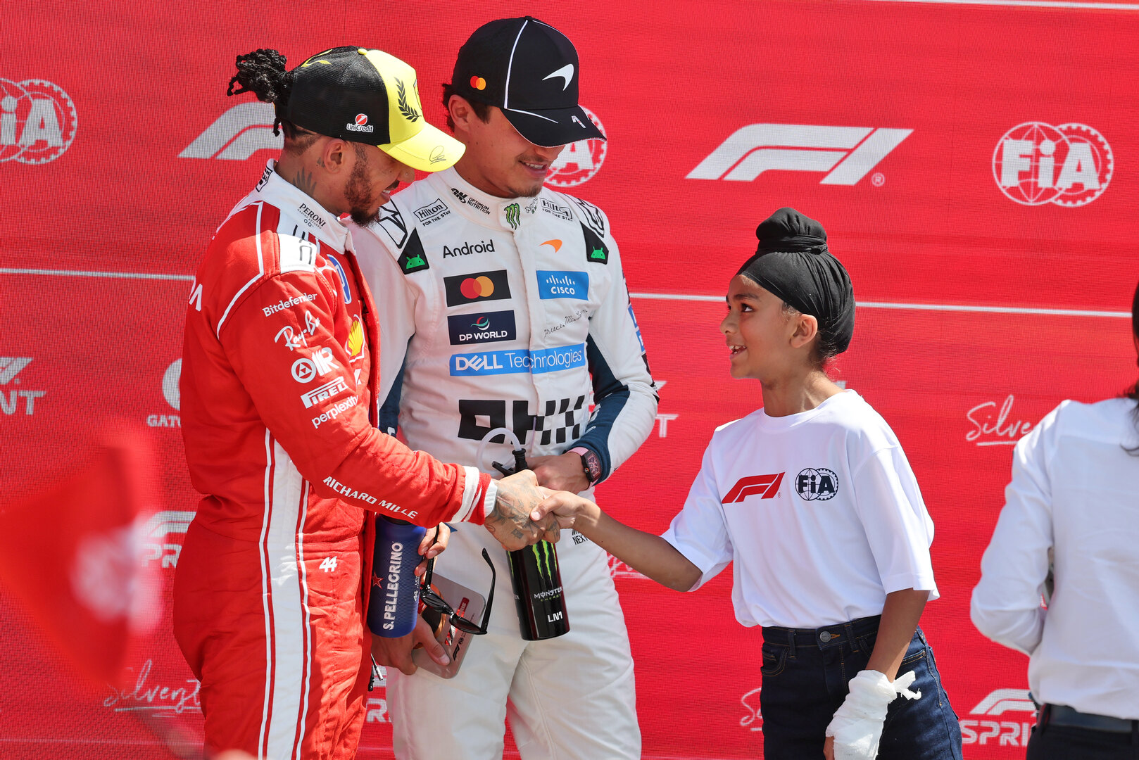 GP GRAN BRETAGNA, (L to R): Second placed Lewis Hamilton (GBR) Ferrari e third placed Lando Norris (GBR) McLaren F1 Team in Sprint parc ferme.
04.07.2026. Formula 1 World Championship, Rd 9, British Grand Prix, Silverstone, England, Sprint e Qualifiche Day.
- www.xpbimages.com, EMail: requests@xpbimages.com © Copyright: Moy / XPB Images