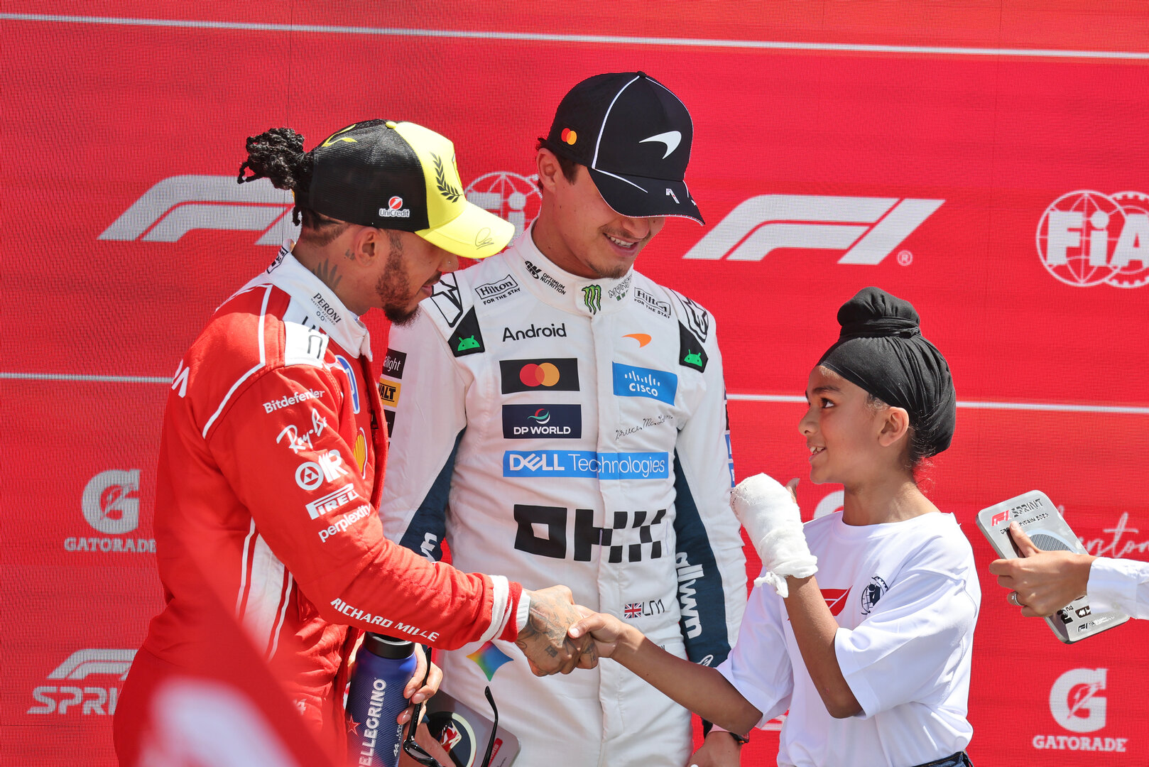 GP GRAN BRETAGNA, (L to R): Second placed Lewis Hamilton (GBR) Ferrari e third placed Lando Norris (GBR) McLaren F1 Team in Sprint parc ferme.
04.07.2026. Formula 1 World Championship, Rd 9, British Grand Prix, Silverstone, England, Sprint e Qualifiche Day.
- www.xpbimages.com, EMail: requests@xpbimages.com © Copyright: Moy / XPB Images