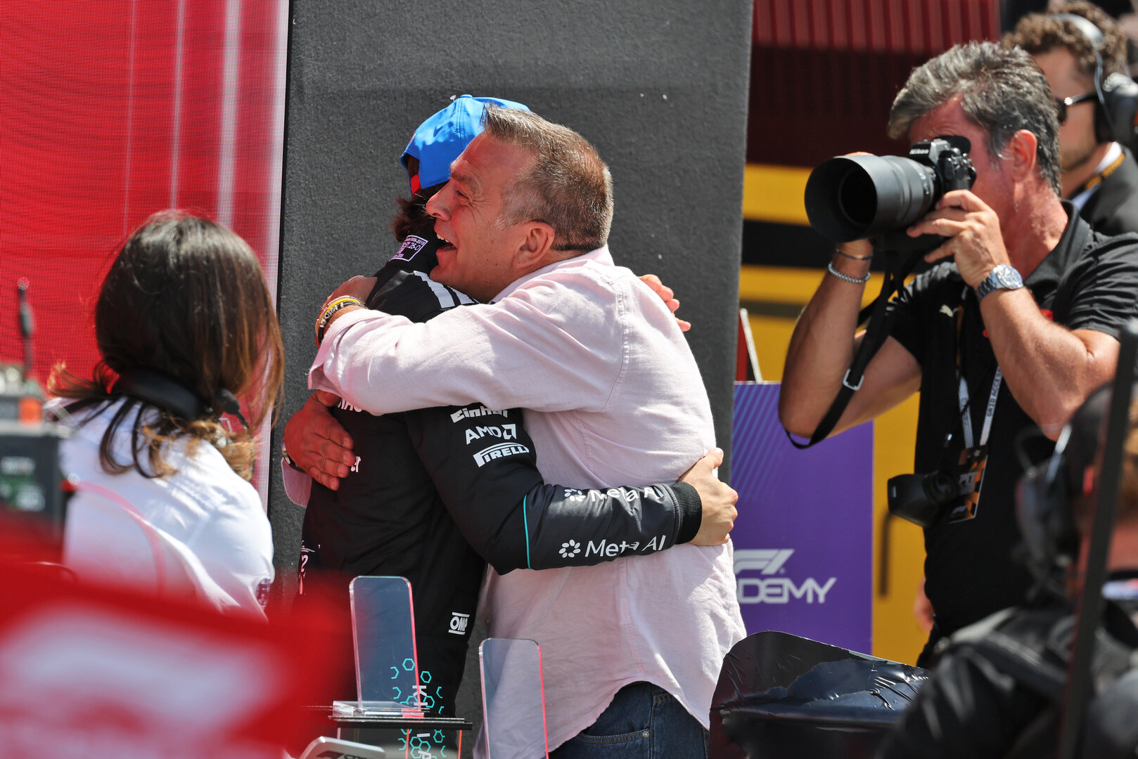 GP GRAN BRETAGNA, Gara winner Andrea Kimi Antonelli (ITA) Mercedes AMG Formula One Team with his father Marco Antonelli (ITA) in Sprint parc ferme.
04.07.2026. Formula 1 World Championship, Rd 9, British Grand Prix, Silverstone, England, Sprint e Qualifiche Day.
- www.xpbimages.com, EMail: requests@xpbimages.com © Copyright: Moy / XPB Images