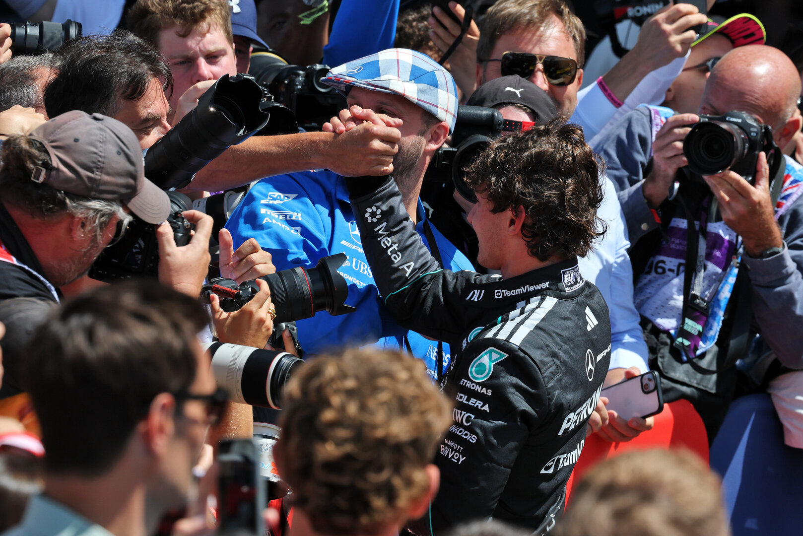 GP GRAN BRETAGNA, Gara winner Andrea Kimi Antonelli (ITA) Mercedes AMG Formula One Team celebrates in Sprint parc ferme.
04.07.2026. Formula 1 World Championship, Rd 9, British Grand Prix, Silverstone, England, Sprint e Qualifiche Day.
- www.xpbimages.com, EMail: requests@xpbimages.com © Copyright: Moy / XPB Images